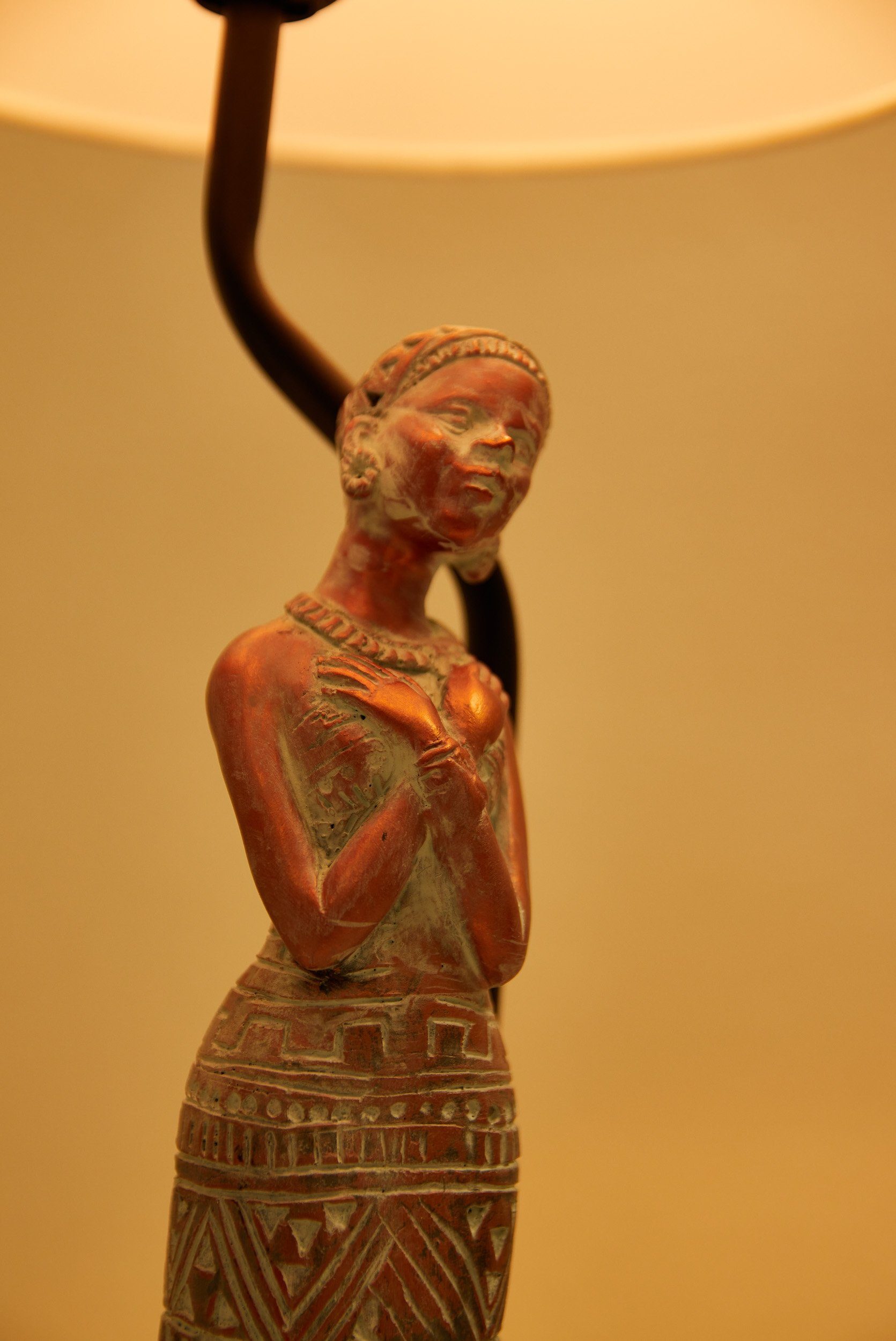 Keramikfuß, Lampe Höhe in Leuchtmittel, Kupfer-Optik, BRUBAKER 58 Afrikanische Tischleuchte mit cm Motiv Frau ohne Nachttischlampe