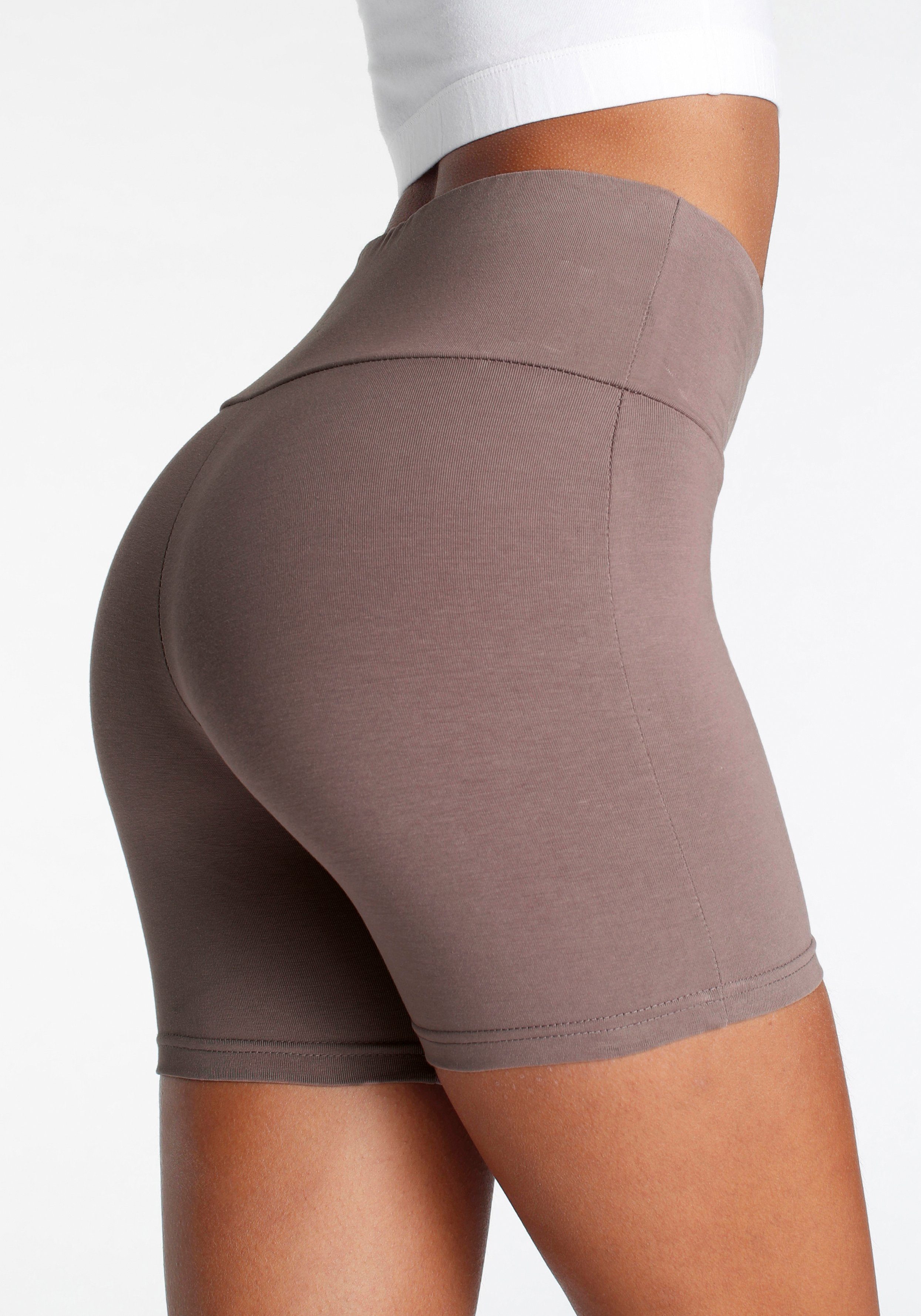 LASCANA Shorts mit breitem Bündchen und Logodruck, Loungewear taupe