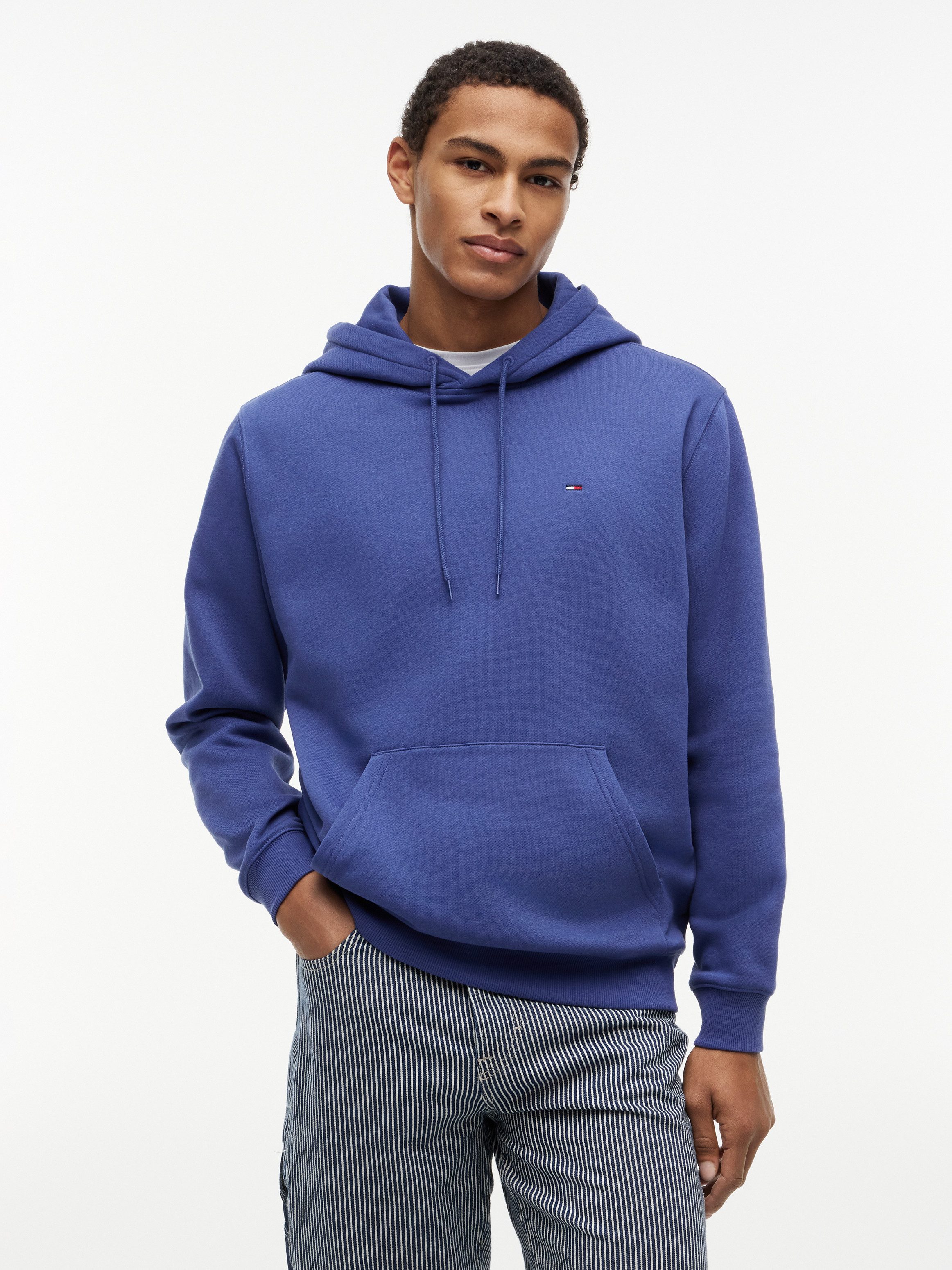 Tommy Jeans Hoodie TJM REGULAR FLAG mit bestickten Markenlogo auf Brusthöhe