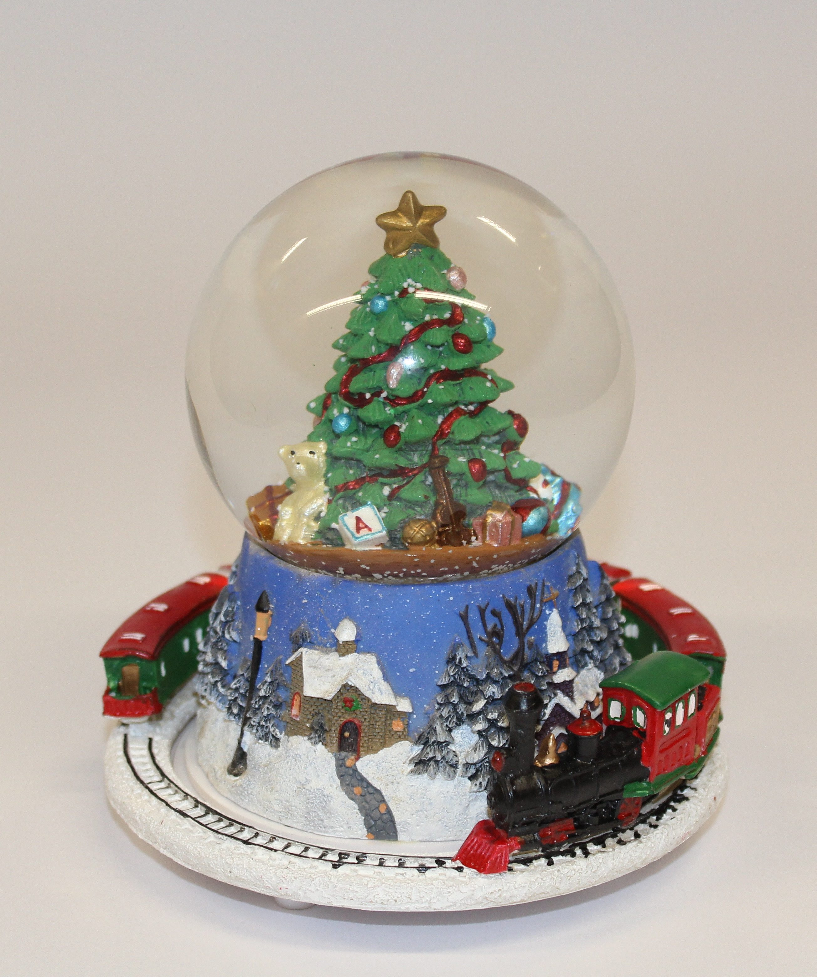 Schneekugel Schneekugel mit Spieluhr: Weihnachtsbaum und fahrender Zug
