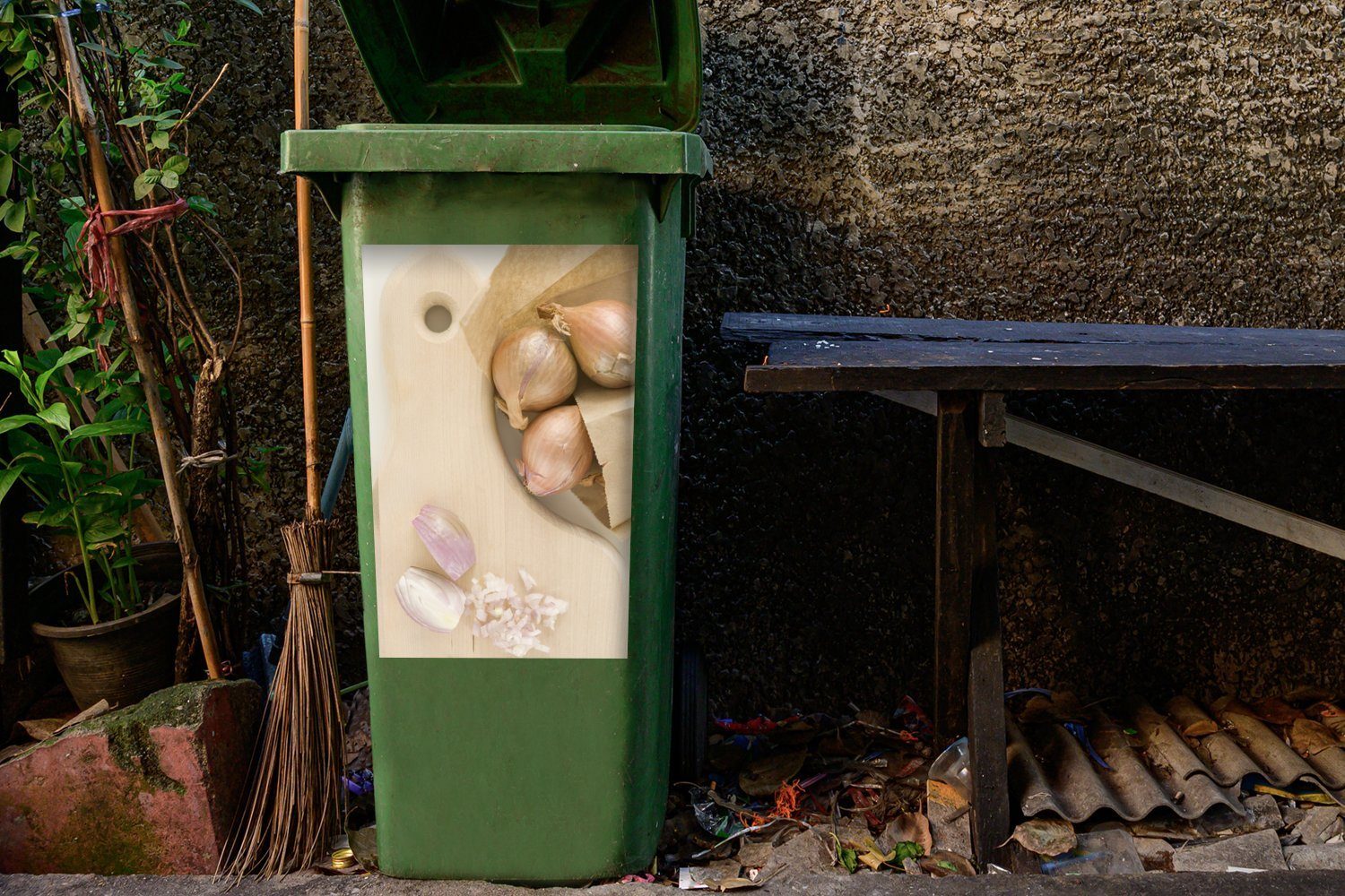 MuchoWow Wandsticker Gehackte und (1 St), Mülltonne, Sticker, aus Container, einem Schalotten Holz geschälte Abfalbehälter auf Mülleimer-aufkleber, Schneidebrett