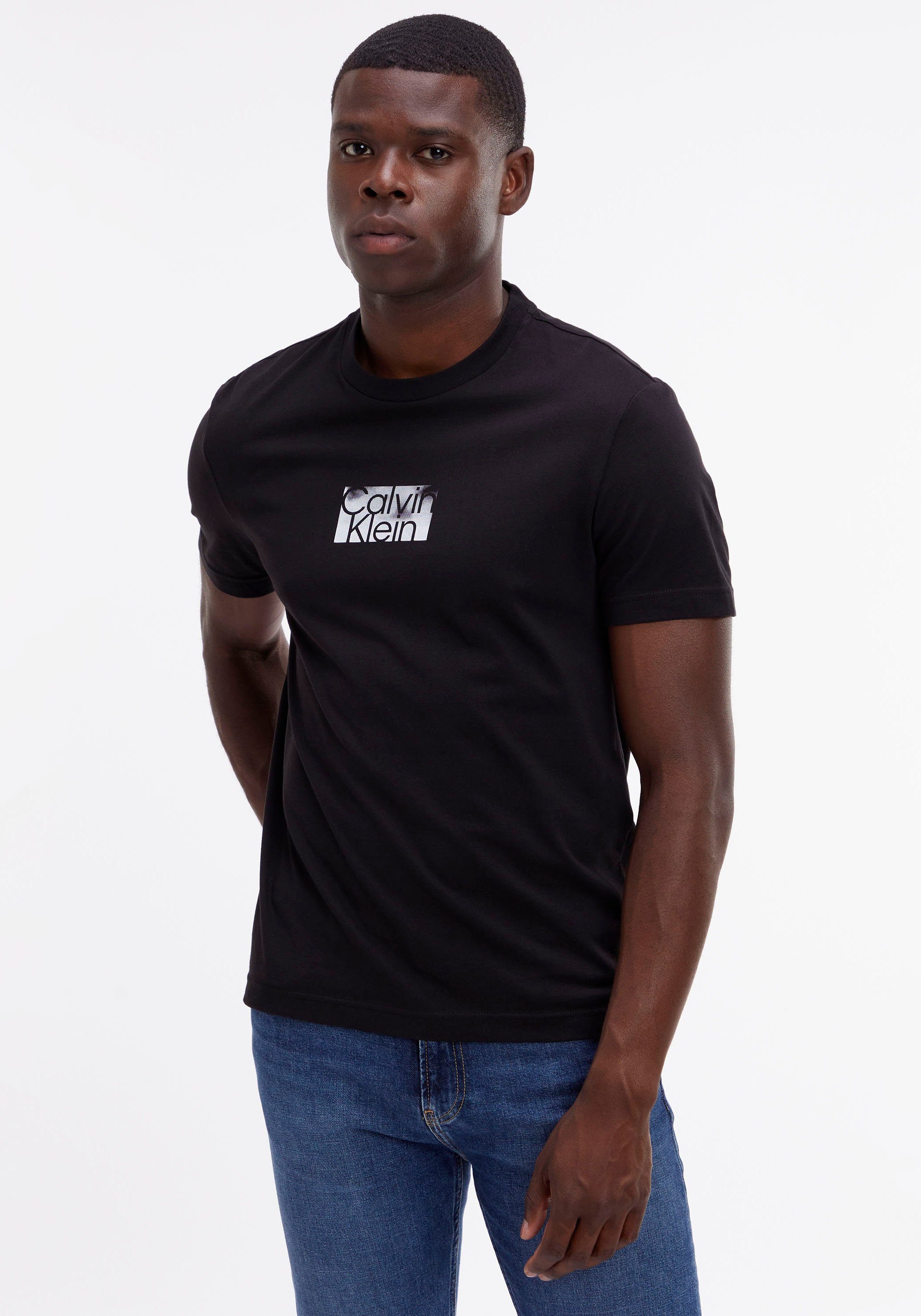 speichern Calvin Klein Kurzarmshirt mit Calvin Brust der Klein auf Logodruck