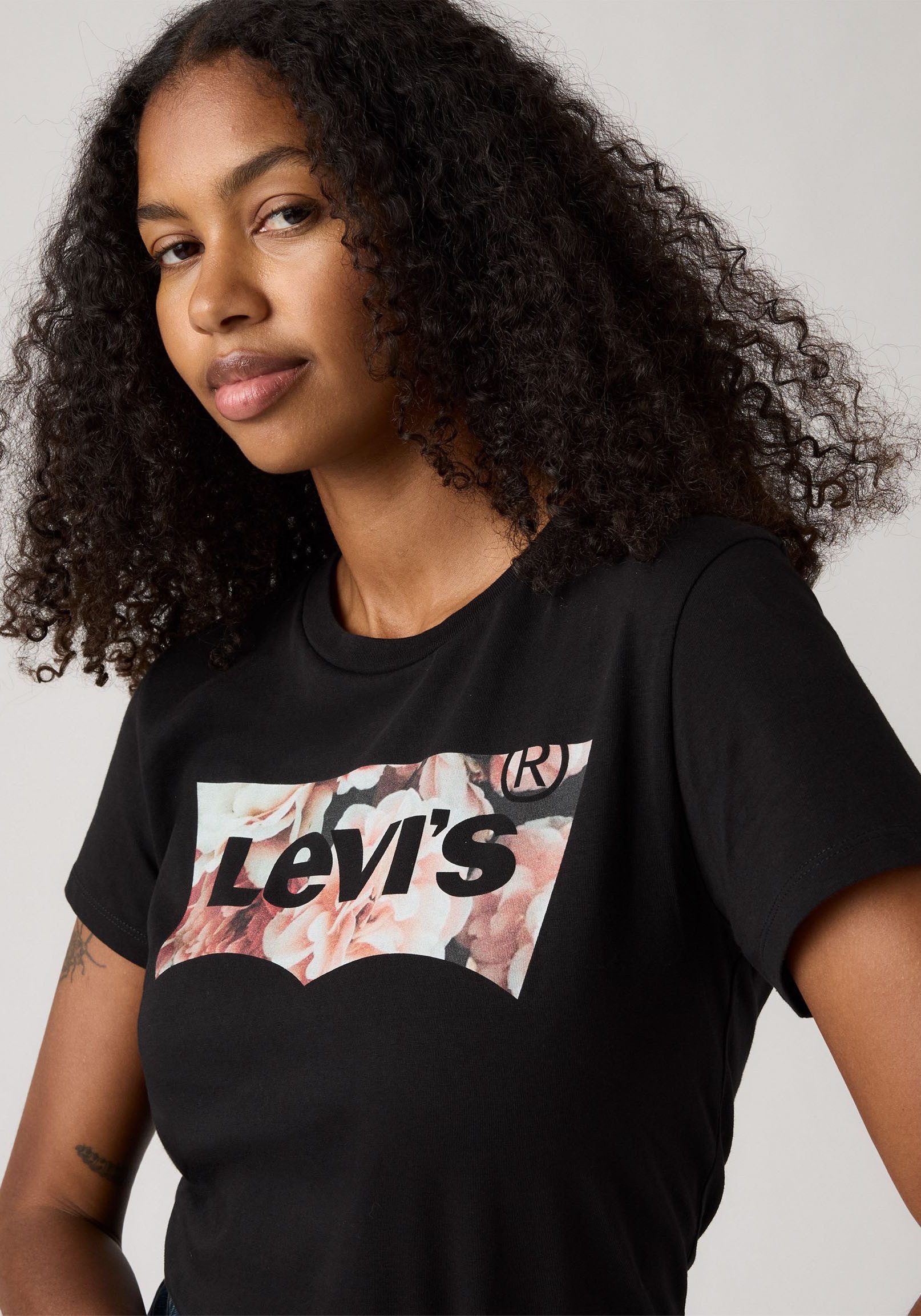 Levi's® T-Shirt LSE THE PERFECT TEE mit Logodruck – Bild 4 von 5