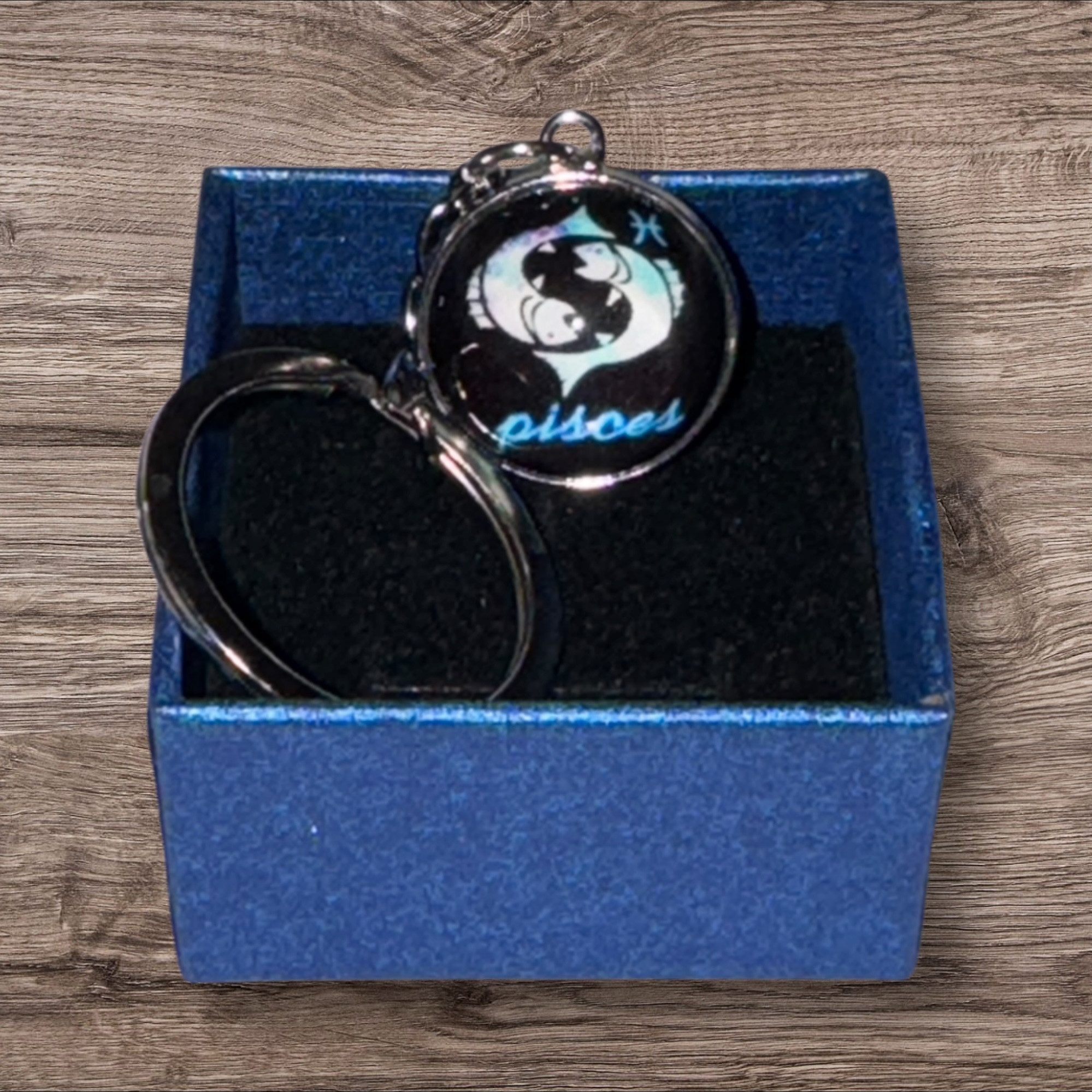 Stelby Schlüsselanhänger mit Gravur Fische Sternzeichen Schlüsselanhänger 3D mit Geschenkbox (Weihnachtsgeschenk, Geburtstagsgeschenk, Valentinstaggeschenk, Gravur mit Glow-Effekt), langlebig, pflegeleicht, unisex