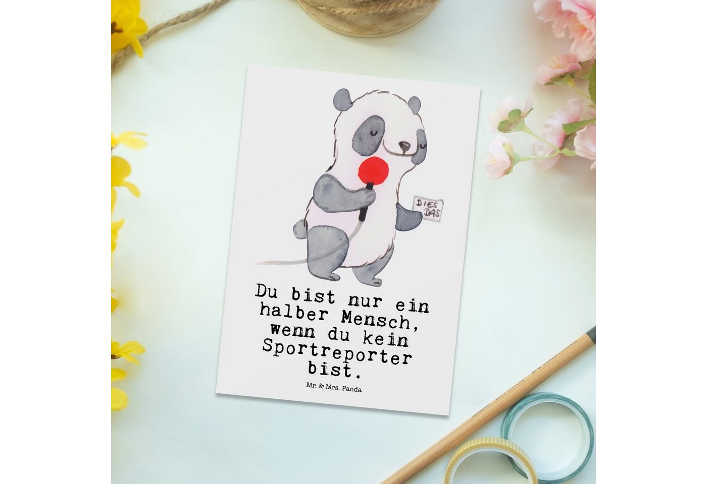 Thumbnail - Mr. & Mrs. Panda Postkarte Sportreporter Herz - Weiß - Geschenk, Karte, Ansichtskarte, Einladung, Glänzende Vorderseite
