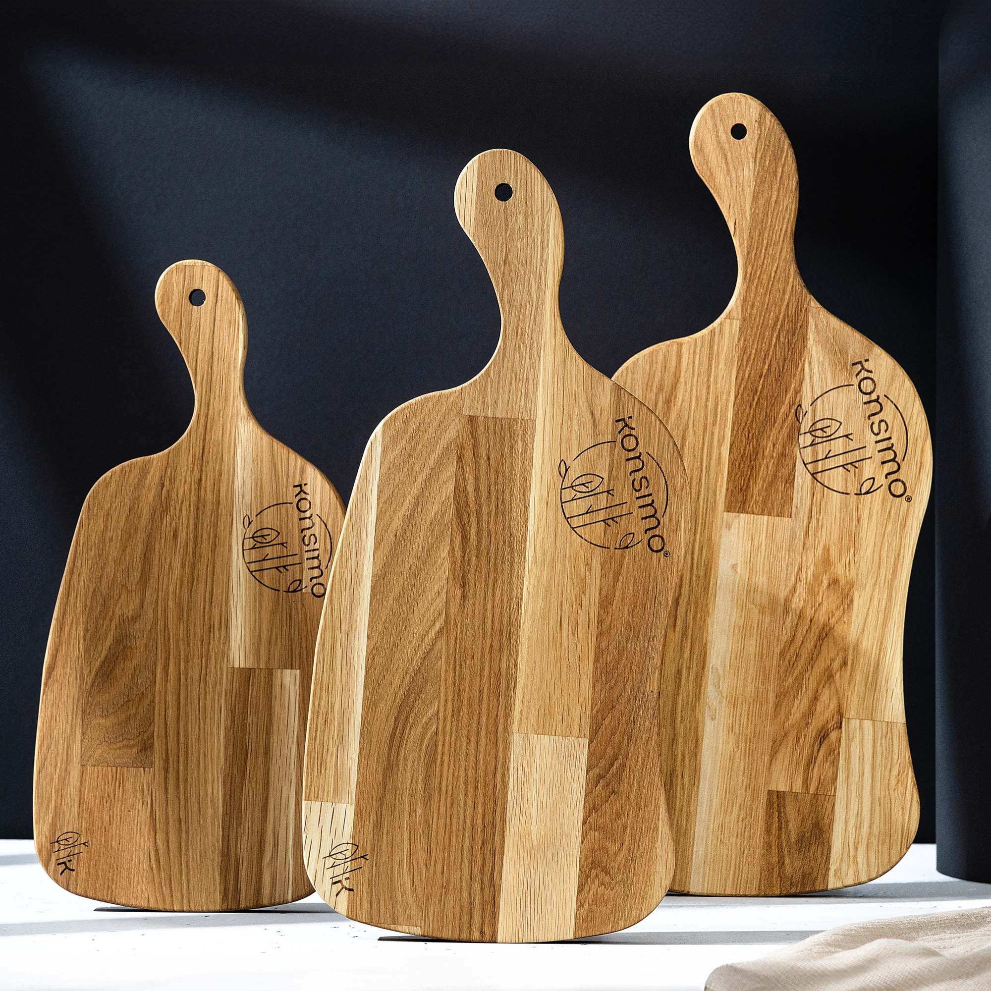 KONSIMO® Schneidebrett Premium LIVO Designschneiderbrett-Set, Massivholz, Servierbrett, Eichenholz, (Maße: von 33 cm bis 43,5 cm, 3-St), hergestellt in der EU, 3-er Set, mit Griff, praktisch