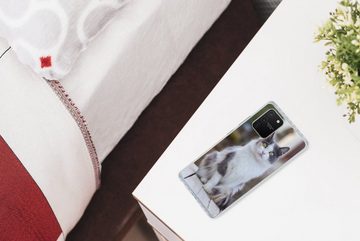 MuchoWow Handyhülle Katze - Porträt - Tisch - Mädchen - Kinder - Jungen, Phone Case, Handyhülle Samsung Galaxy S10 Lite, Silikon, Schutzhülle