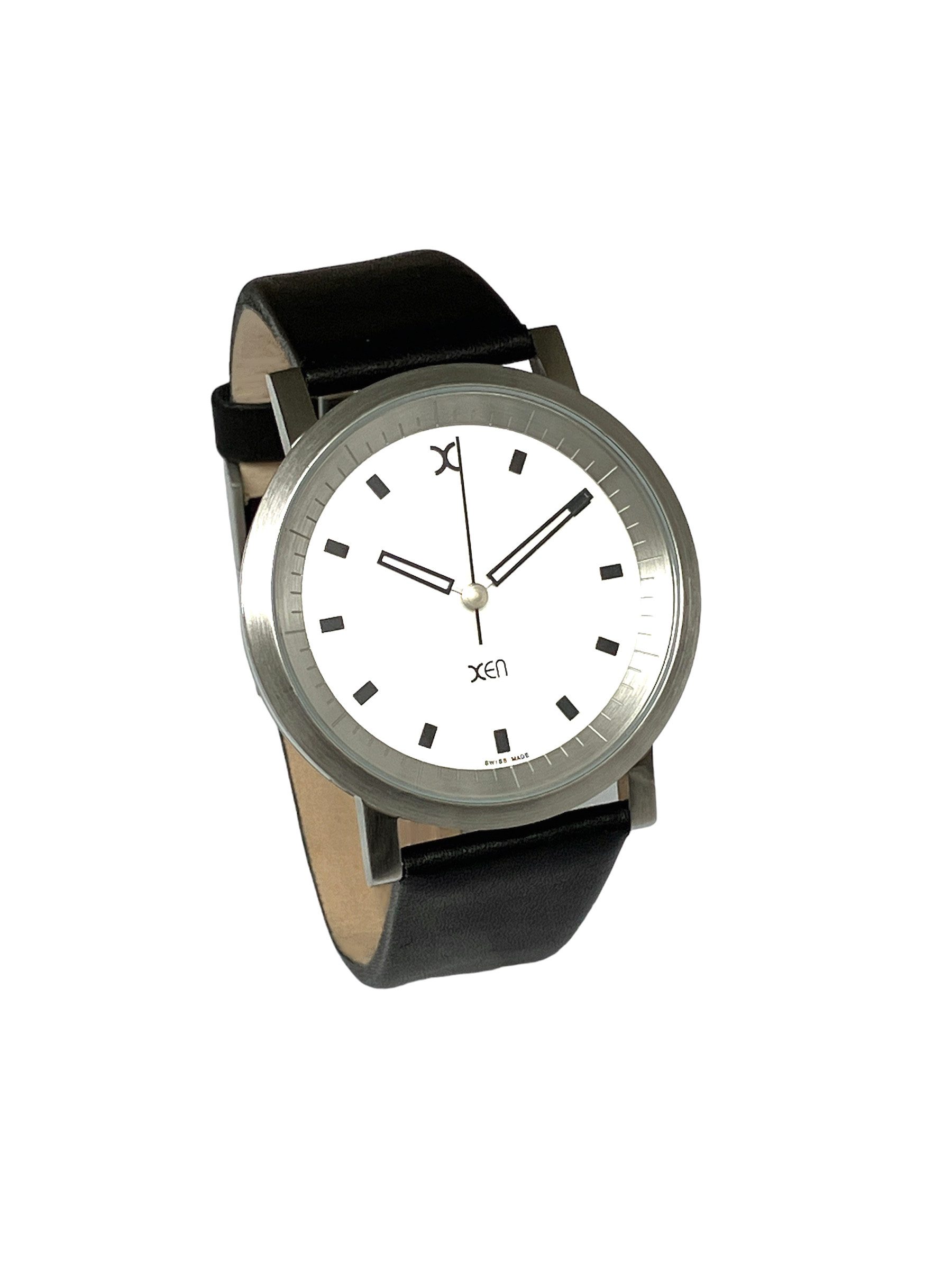 XEN Quarzuhr Herren Schwarz Silber Edelstahl Swiss Made Lederband 5 Bar XQ0052, versenkte Krone im Gehäuse, Gehäuseboden mit Schrauben verschraubt