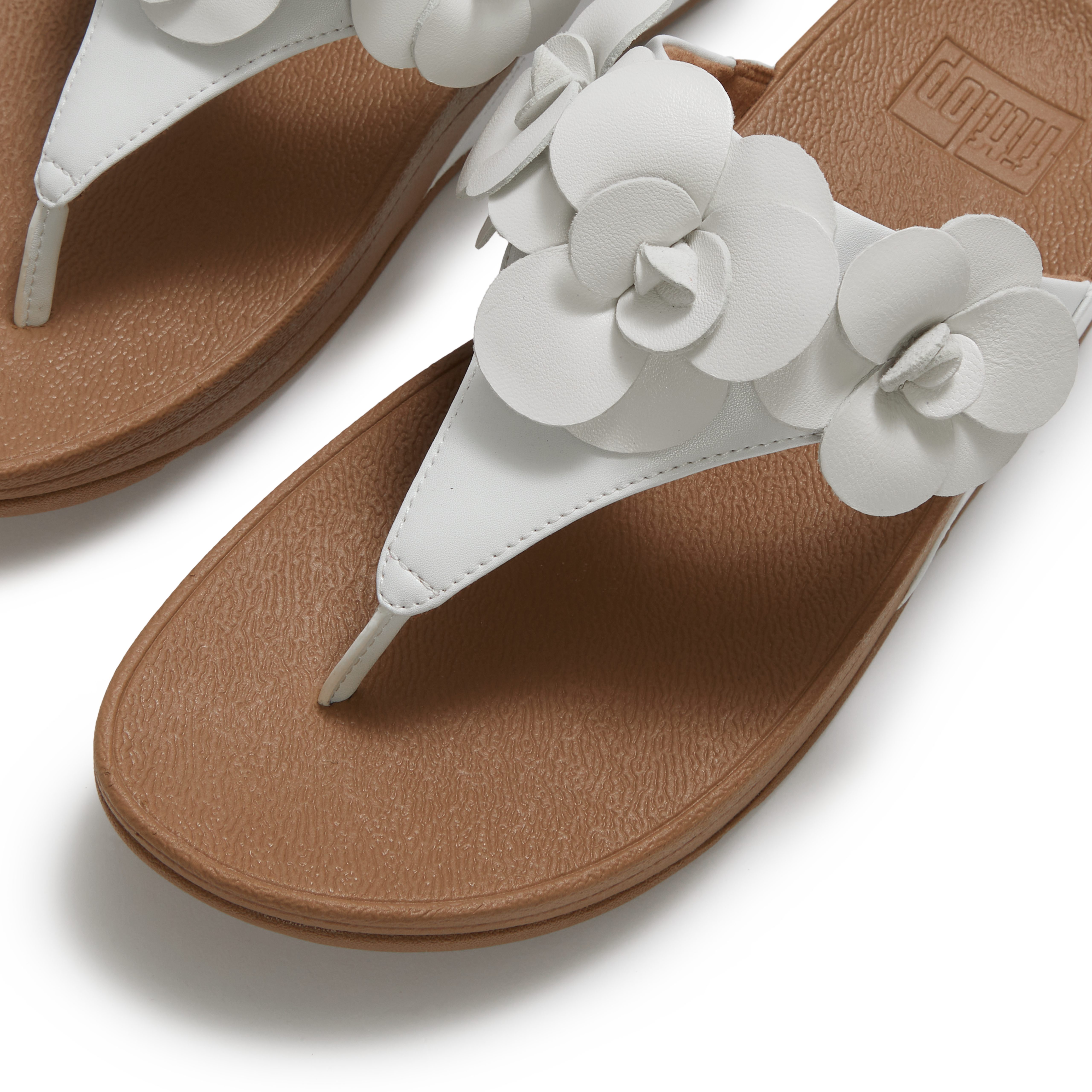 Fitflop LULU FLOWER TOE-POST SANDALS Dianette Keilabsatz, Zehentrenner, Sommerschuh mit modischer Blütenverzierung