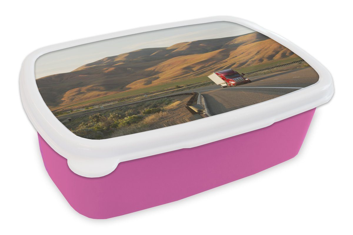 MuchoWow Lunchbox Roter Lastwagen zwischen den Hügeln, Kunststoff, (2-tlg), Brotbox für Erwachsene, Brotdose Kinder, Snackbox, Mädchen, Kunststoff rosa