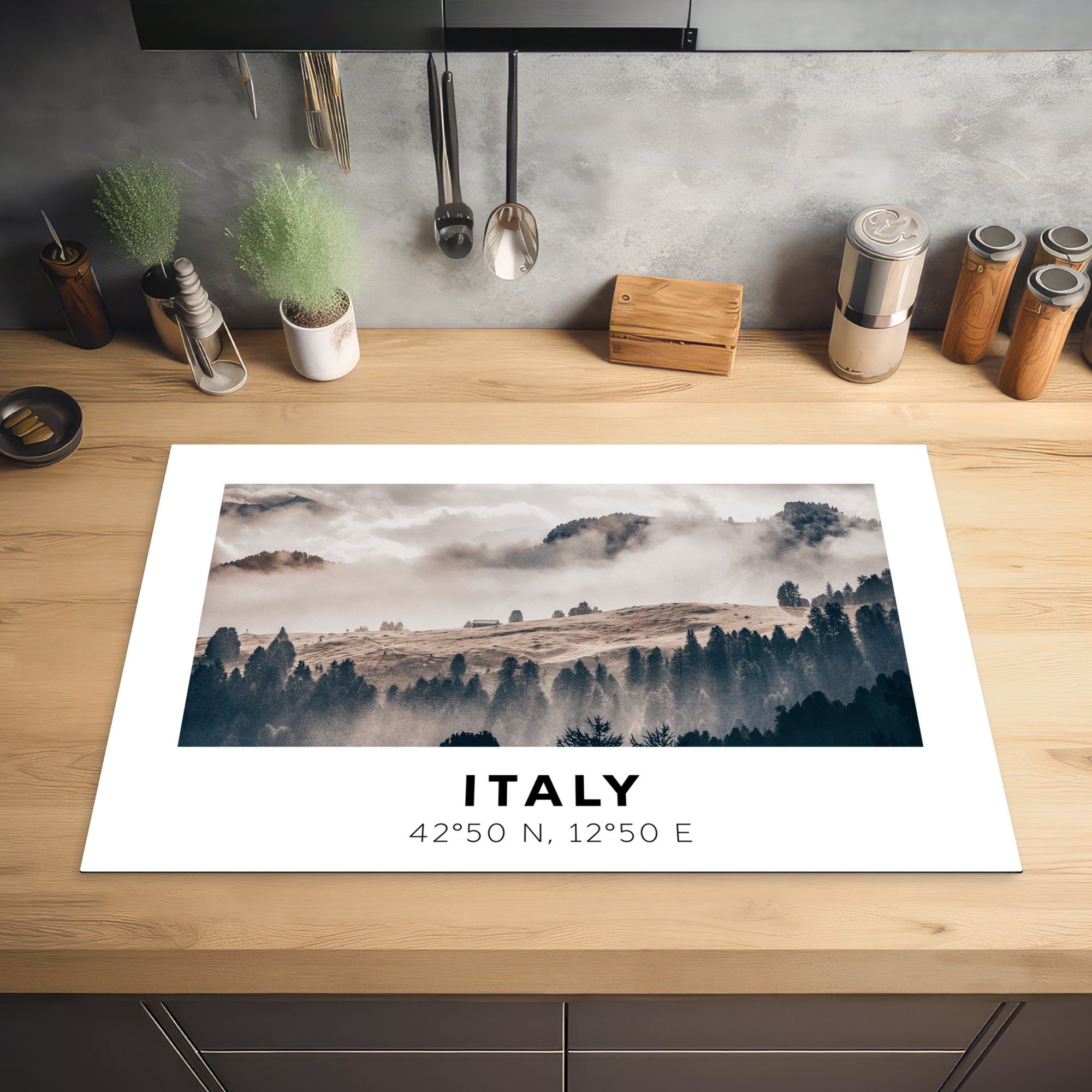 Italien küche, Herdblende-/Abdeckplatte Nebel, die cm, Dolomiten Induktionskochfeld - 81x52 Ceranfeldabdeckung für Vinyl, MuchoWow - Schutz - (1 Sommer tlg),