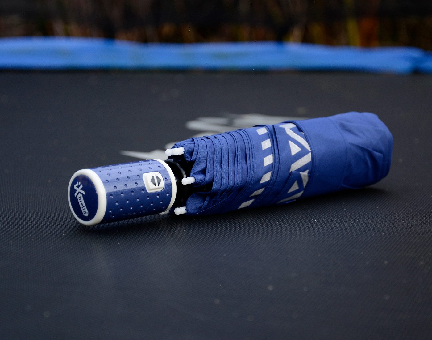 iX-brella Taschenregenschirm für Kinder Safety Reflex mit Auf-Zu-Automatik, kräftige Farben mit reflektierenden Streifen