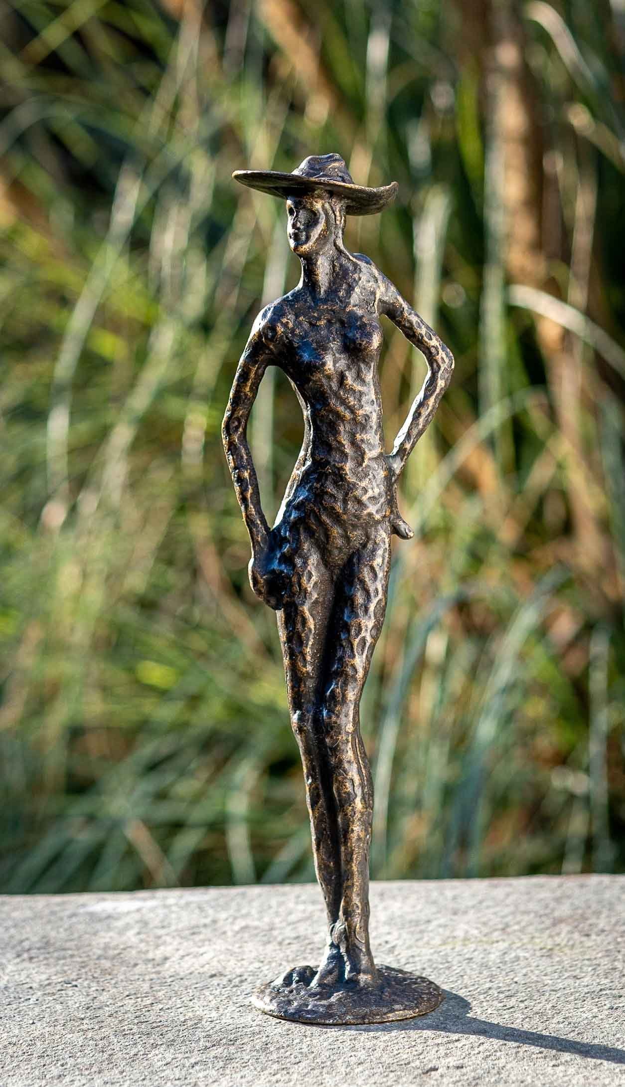 IDYL Gartenfigur IDYL Bronze-Skulptur Moderne robust – mit – von in Bronze Regen und patiniert. Langlebig Modelle gegossen gegen Wachsausschmelzverfahren Frau in Bronze witterungsbeständig sehr UV-Strahlung. Frost, Die – und Hand werden Hut