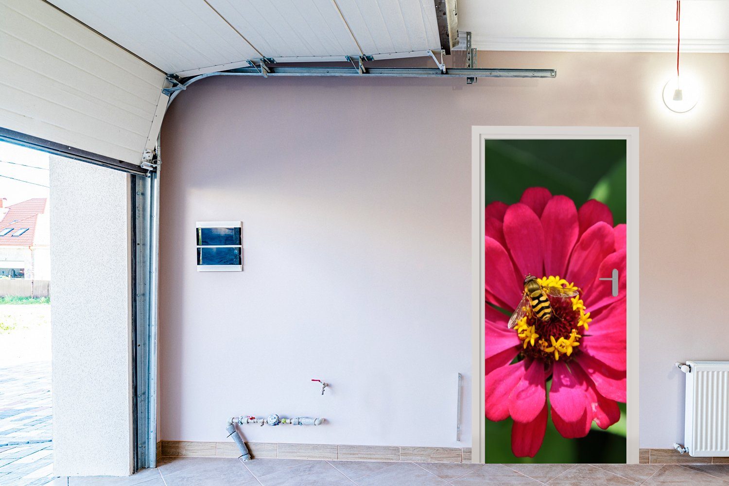 MuchoWow Türtapete Rosa Zinnienblüte mit für Biene Tür, bedruckt, einer (1 75x205 Matt, darauf, cm St), Fototapete Türaufkleber
