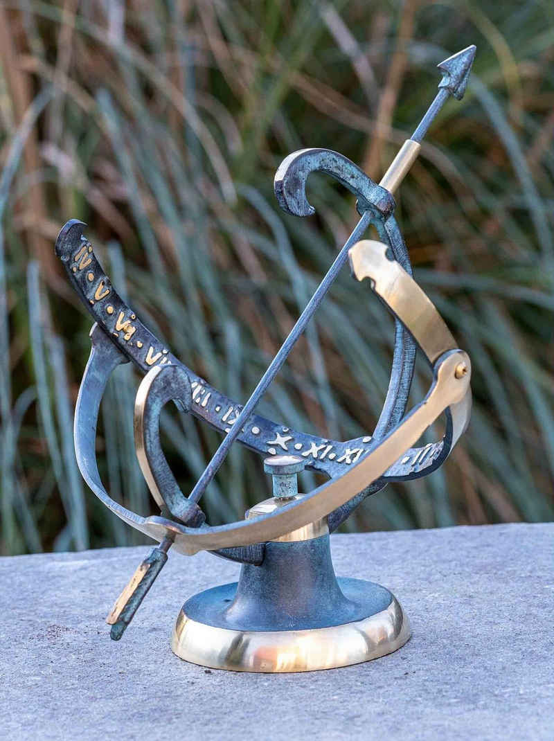 IDYL Gartenfigur IDYL Outdoor Zeitmesser aus Bronze "Sonnenuhr", Werden im Wachsausschmelzverfahren in Bronze gegossen Hand patiniert.