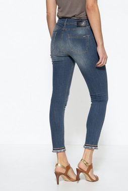 ATT Jeans 5-Pocket-Jeans Leoni mit offenen Saumkanten mit glitzerndem Band als Abschluss