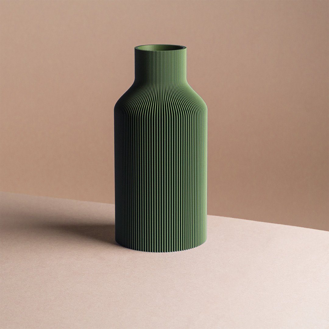 Dennismaass. Dekovase FLASCHE, 3D Druck, wundervolle Rillen-Optik, für Blumen aller Art, dekorative Vase aus dem 3D Drucker olivegrün