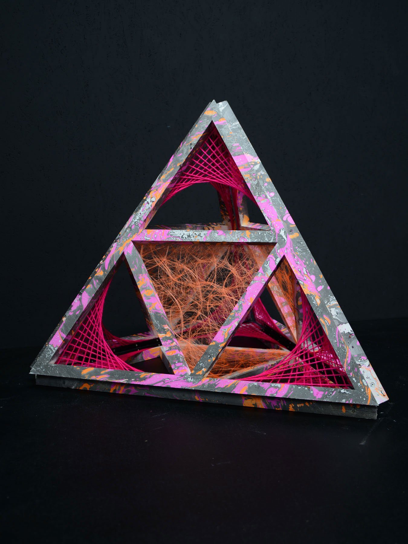 PSYWORK Dekoobjekt Schwarzlicht 3D StringArt Pyramide "Deep Pink Journey", 1,30m, UV-aktiv, leuchtet unter Schwarzlicht