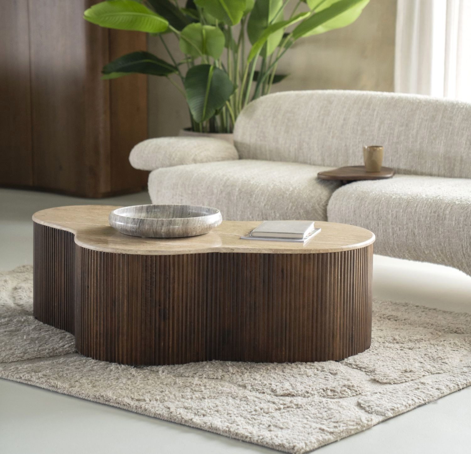 LEVEN Lifestyle Couchtisch LARIE 129 x 84 cm Travertin Naturstein organisch, Tischplatte aus hochwertigem Naturstein - Travertin