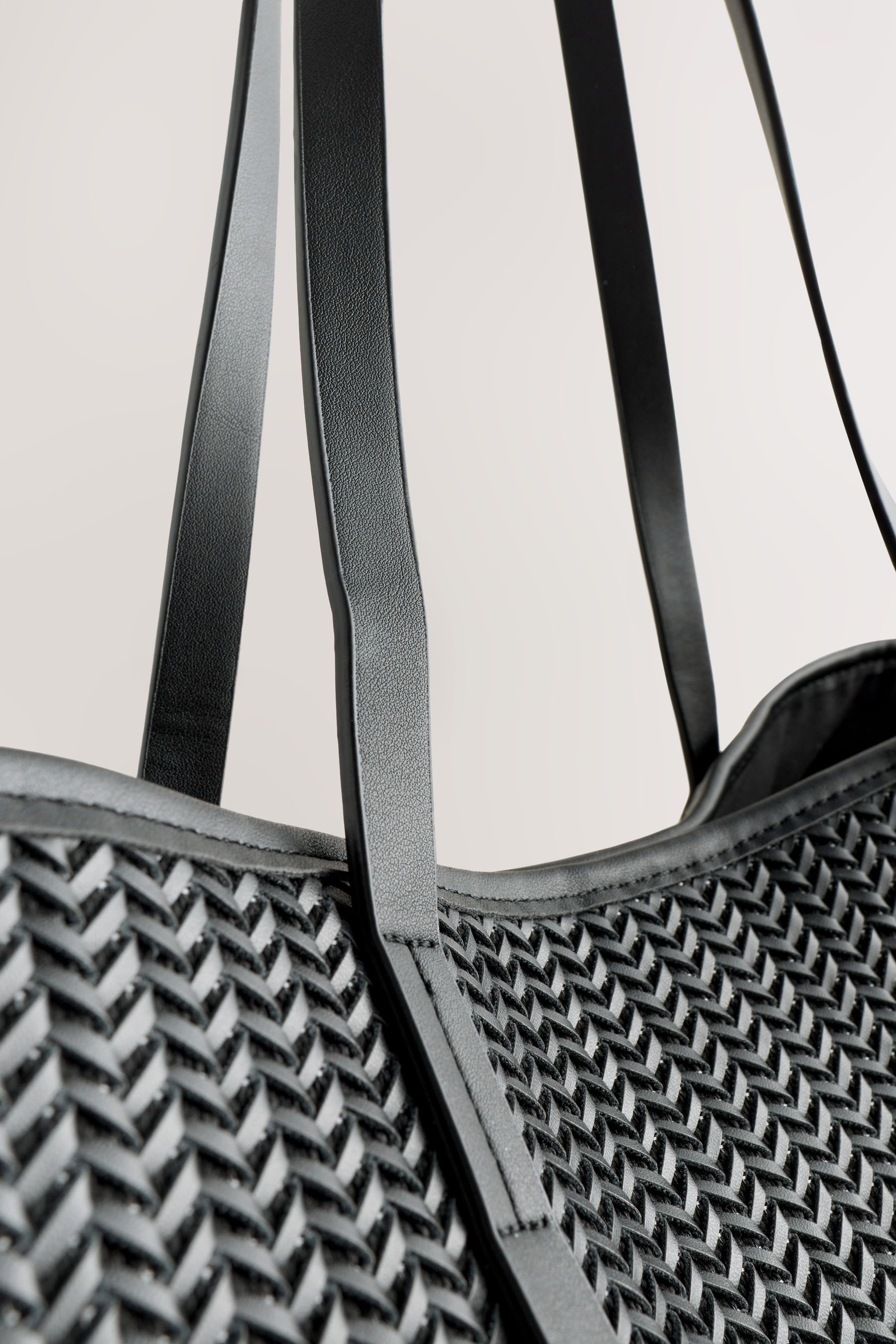 Next Schultertasche Geflochtene Schultertasche (1-tlg)