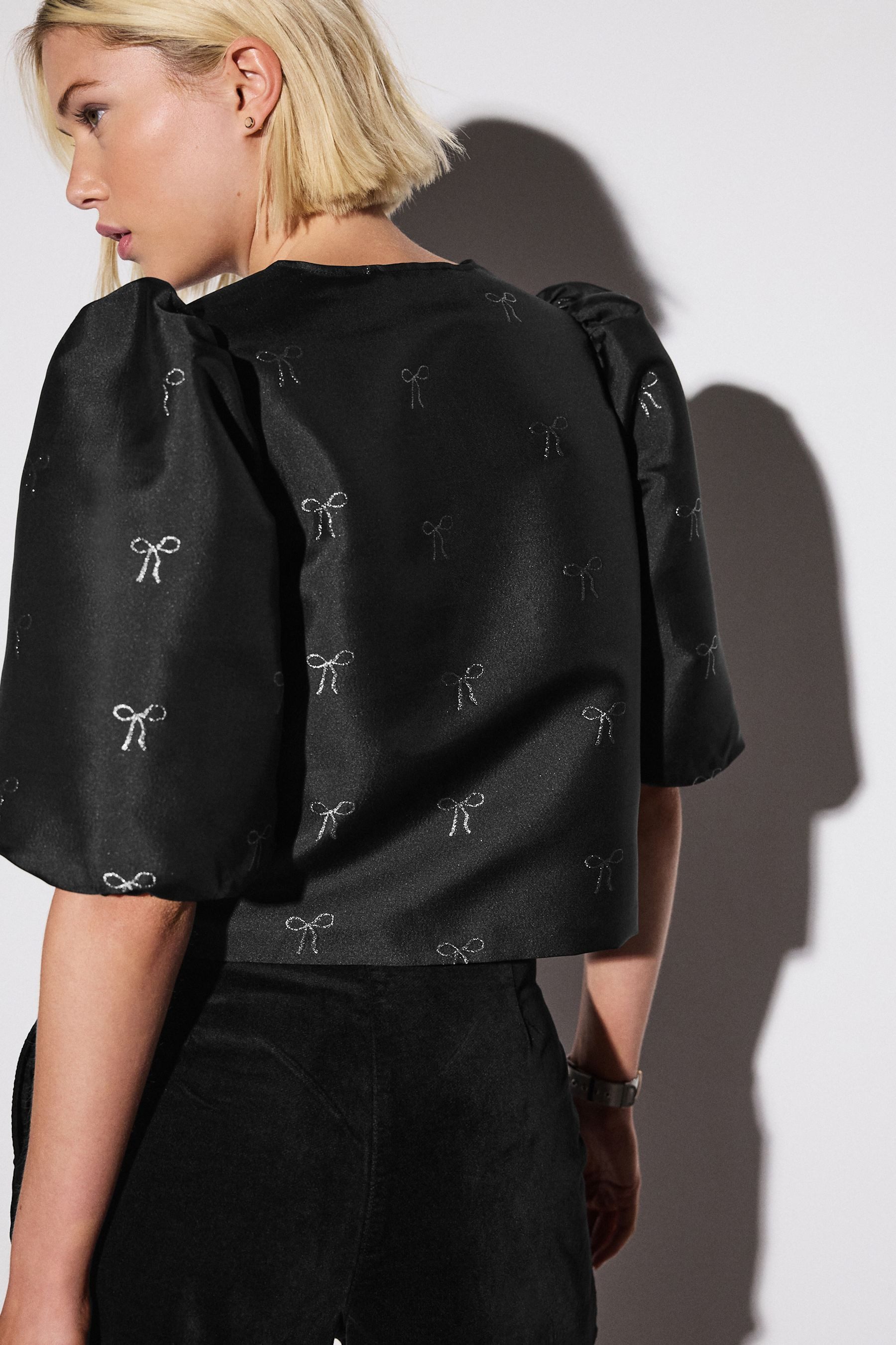 Next Kurzarmbluse Jacquard-Bluse mit Puffärmeln und Schleife (1-tlg) günstig online kaufen