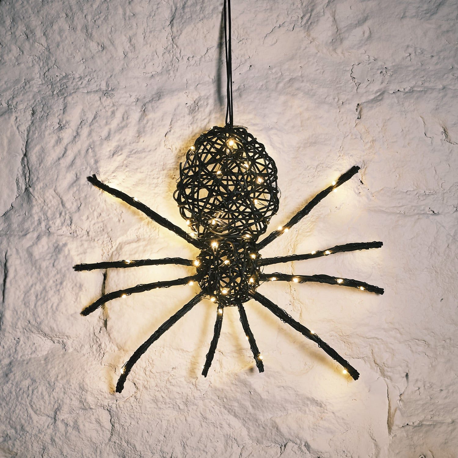 Lights4fun LED Dekofigur 34cm LED Rattan Spinne Ocho – Bild 3 von 5