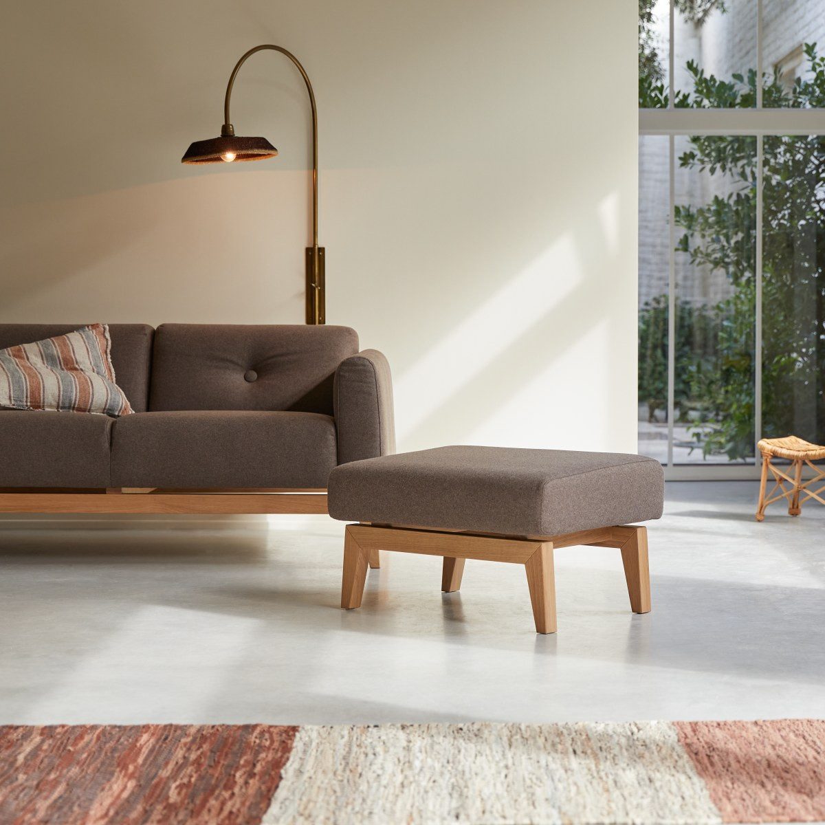 Tikamoon Sofa Bjorn Fußhocker aus massivem Eichenholz und braunem Stoff