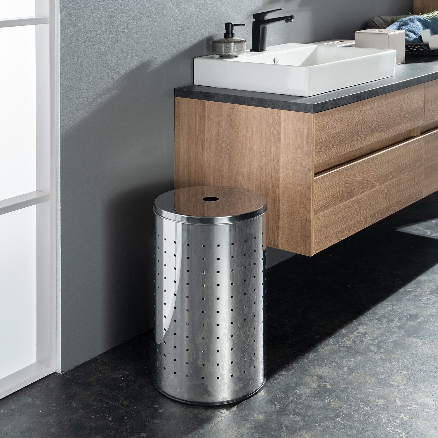 Home4You Wäschetonne Edelstahl, 37 Liter Fassungsvermögen, H 54 cm, mit Deckel und Belüftungslöchern, Ø 29 cm – Bild 2 von 4