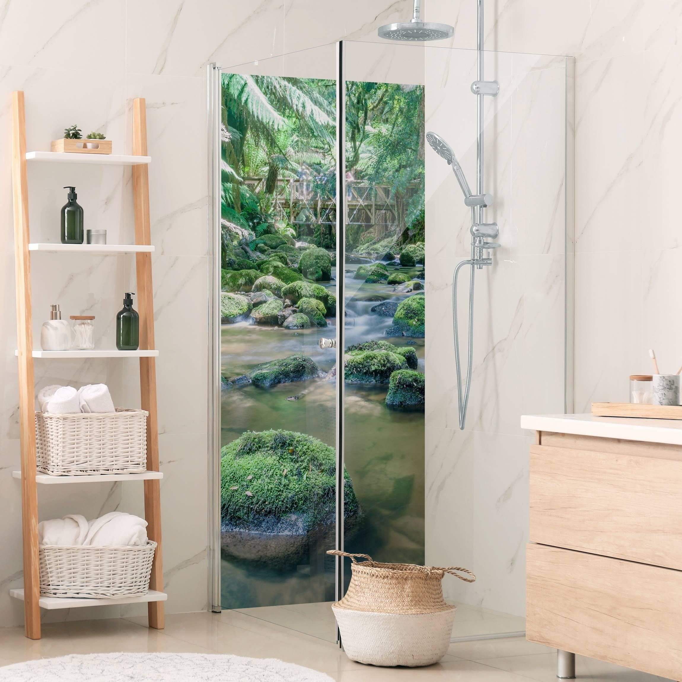 Bilderdepot24 Duschrückwand Fliesen Wald grün Duschrückwand ohne Bohren Dusche Natur, (1-tlg., 0,61 mm starke Folie selbstklebend Wandpaneele Dusche versch. Größen), fugenlose & wasserfeste Motiv Rückwand Wandverkleidung für Duschkabine