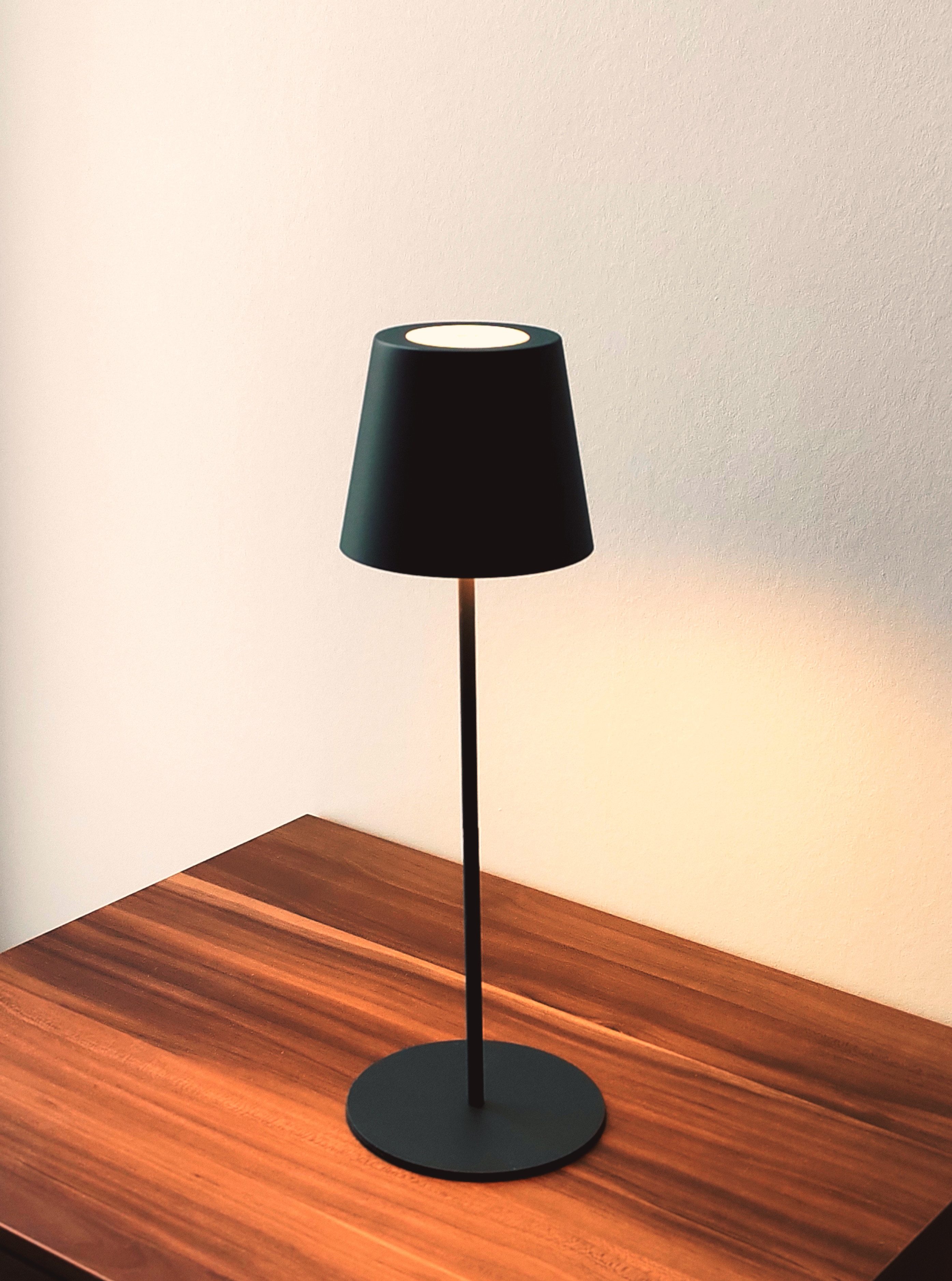 TRANGO LED Tischleuchte, Anthrazit LED Tischlampe 2017-03A kabellos & Touch stufenlos dimmbar 3 Watt 2700K warmweiß IP44 Spritzwassergeschützt Tischleuchte Akku Aufladbar, für Schlafzimmer Garten Restaurant Bar Terrasse Camping