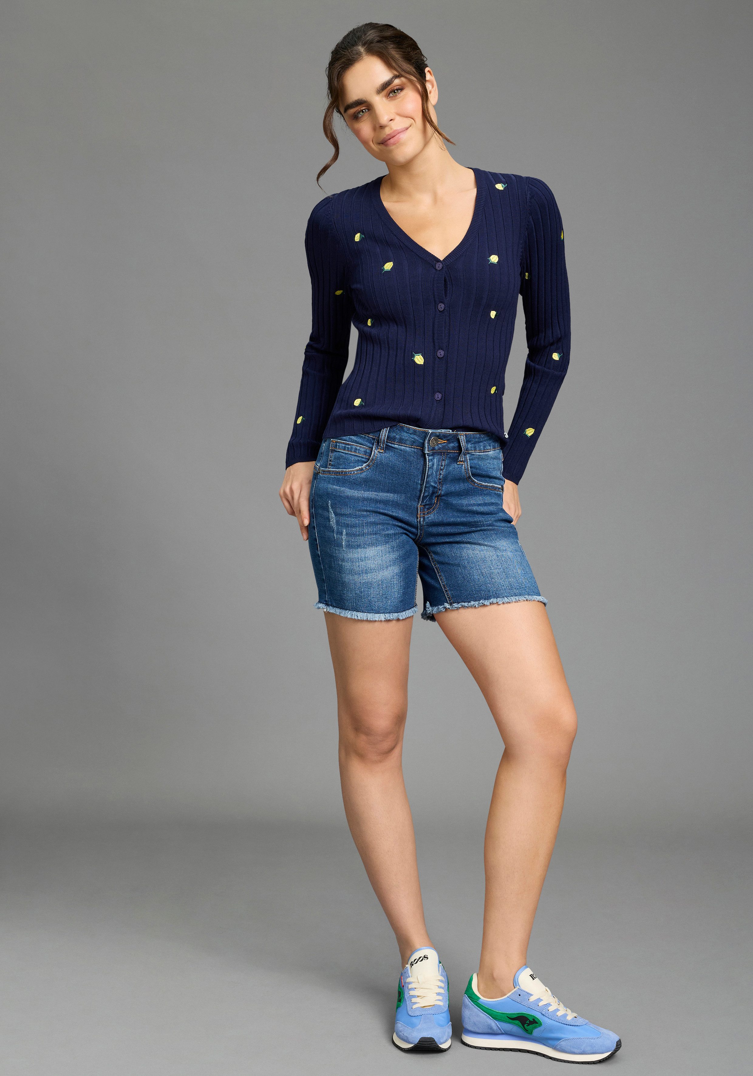 KangaROOS Jeanshotpants kurze Schnittform, mit Destroyed-Effekten, klassische Leibhöhe