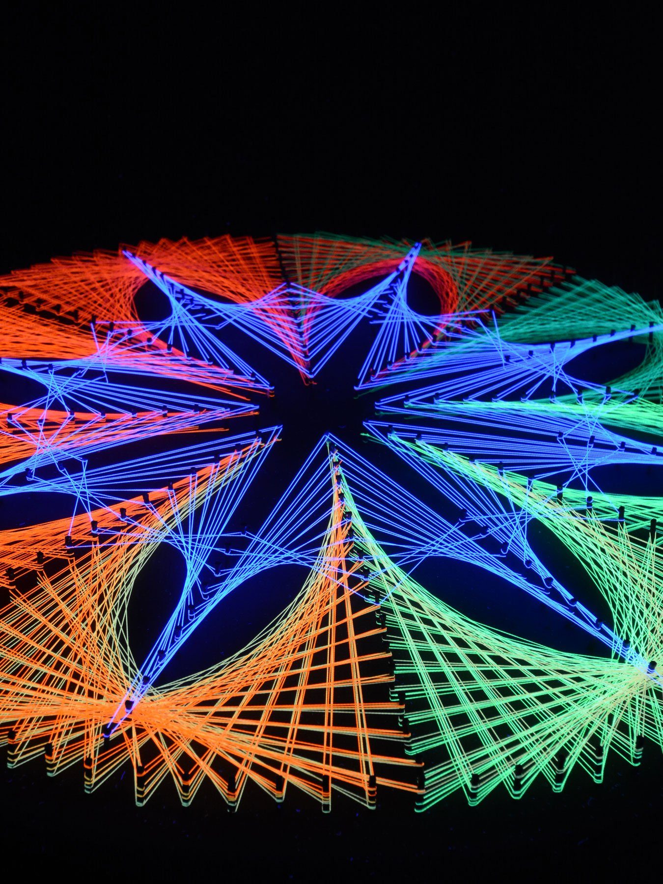 StringArt unter "Fluo 40cm, Schwarzlicht PSYWORK Fadendeko leuchtet Kreis Cornflower", Schwarzlicht Dekoobjekt 2D UV-aktiv,