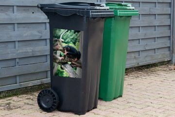 MuchoWow Wandsticker Junger Schimpanse im Dschungel (1 St), Mülleimer-aufkleber, Mülltonne, Sticker, Container, Abfalbehälter