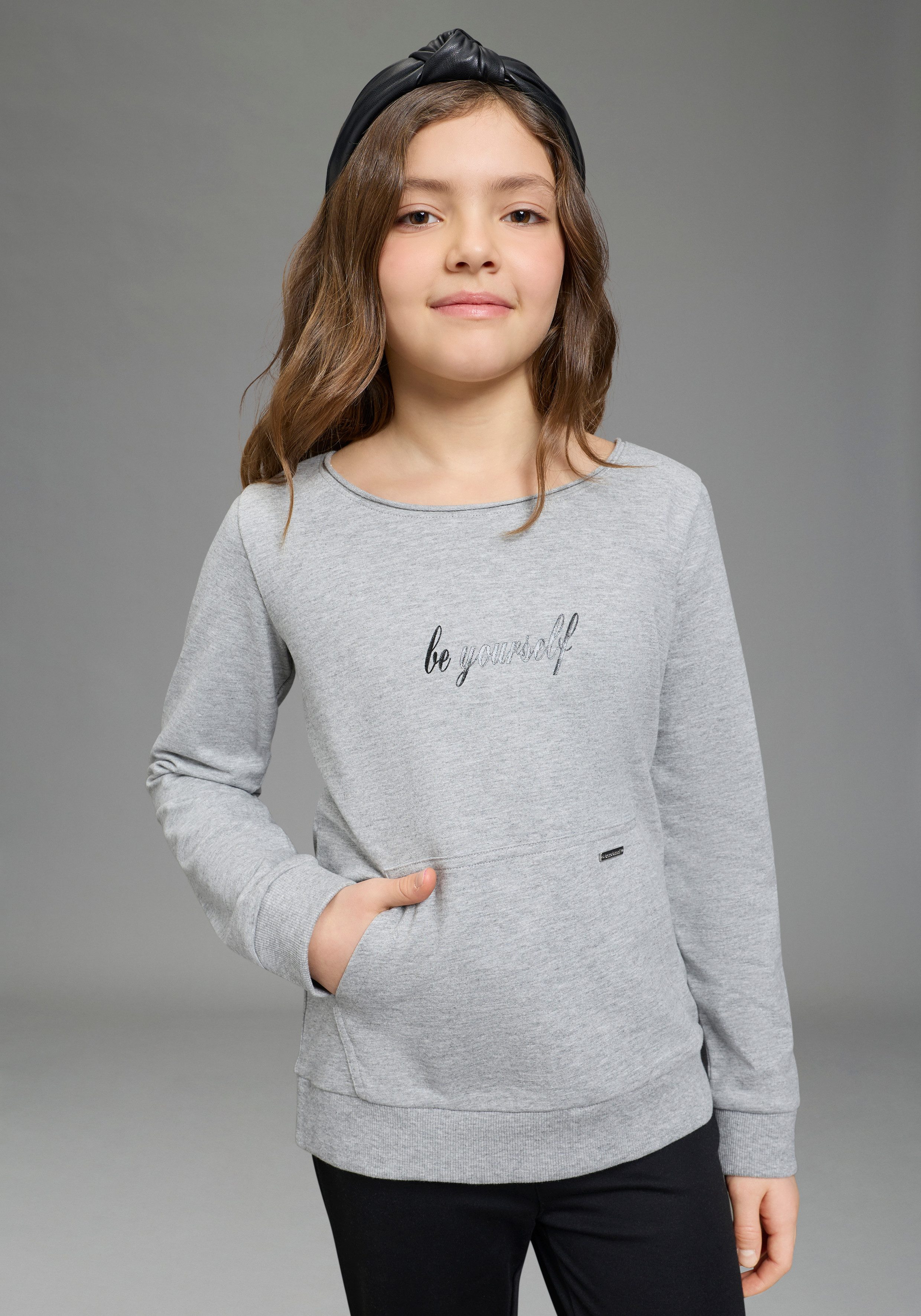 Bruno Banani Sweatshirt Banani Sweatshirt mit Folienprint für Mädchen, mit Glitzerdruck und Applikation, mit U-Boot-Ausschnitt. € 34,99, (€ 34,99 pro 1 Stk).