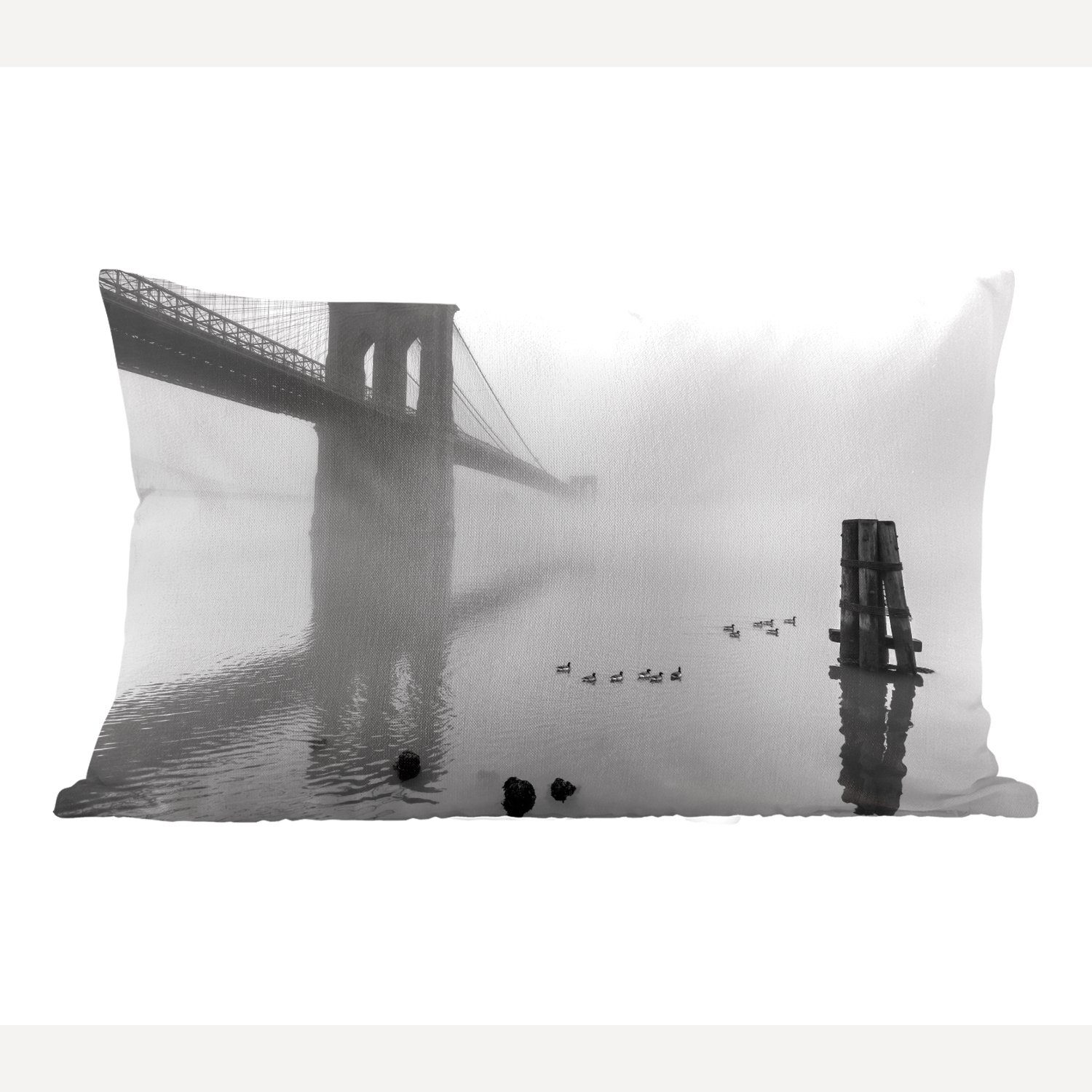 MuchoWow Dekokissen Nebel Dekokissen New mit Wohzimmer Bridge die Schlafzimmer Zierkissen, Brooklyn in schwarz-weiß, bedeckt York Füllung, Dekoration, in