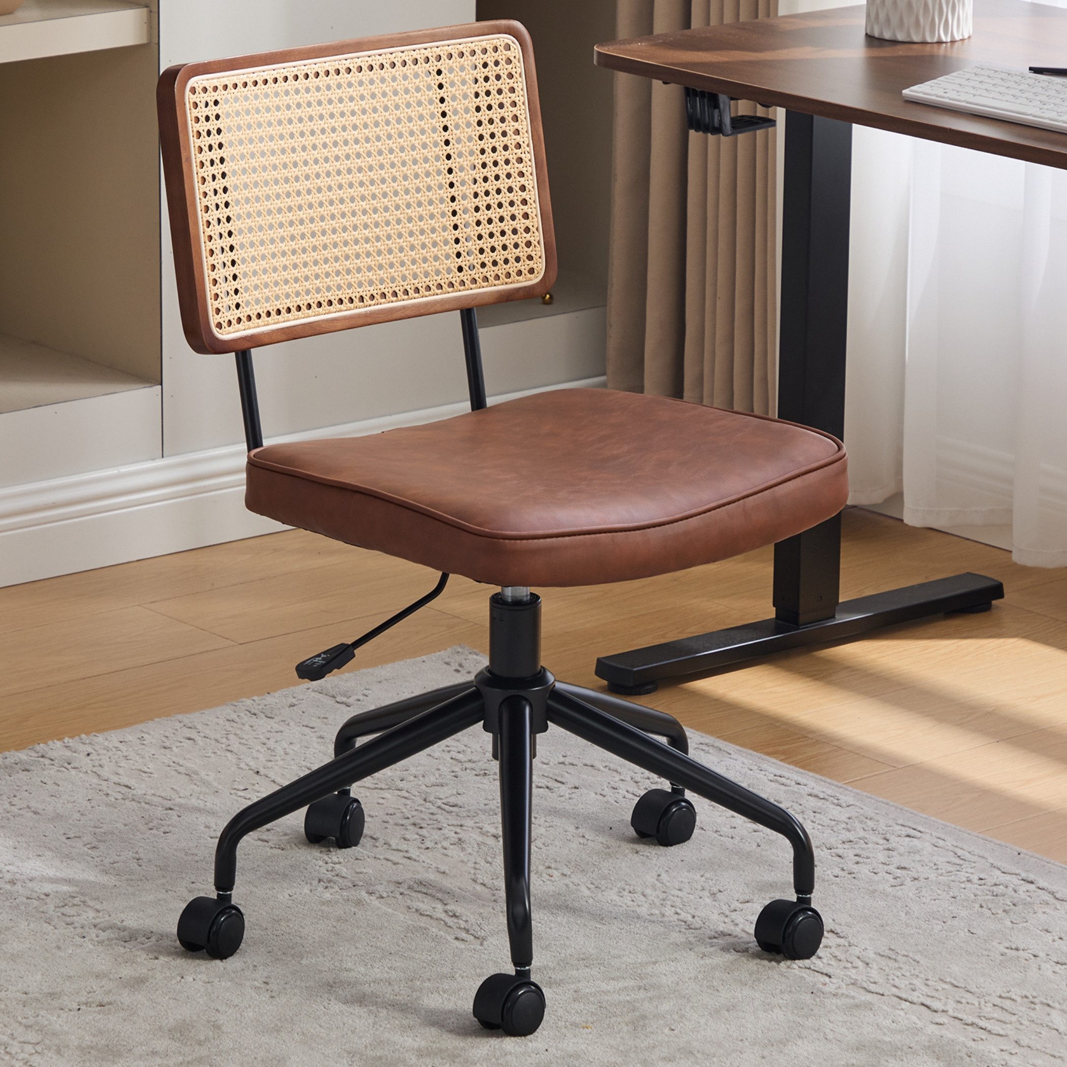 SeedWave Bürostuhl Höhenverstellbarer Drehstuhl mit Holzrahmen Rattanrücken, Polstersitz, PU-Leder,Metallgestell Akzentstuhl im Industrial Stil für Home Office