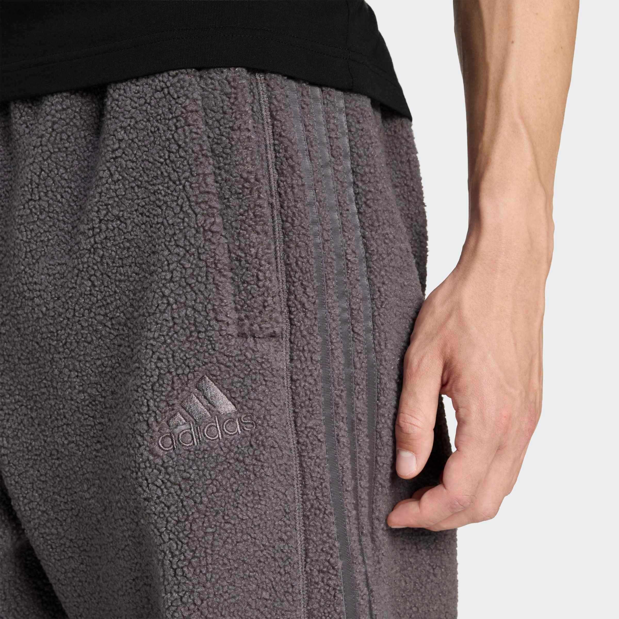 adidas Originals Sporthose BORG FLEECE TEAMGEIST Polarfleece Material, locker geschnitten