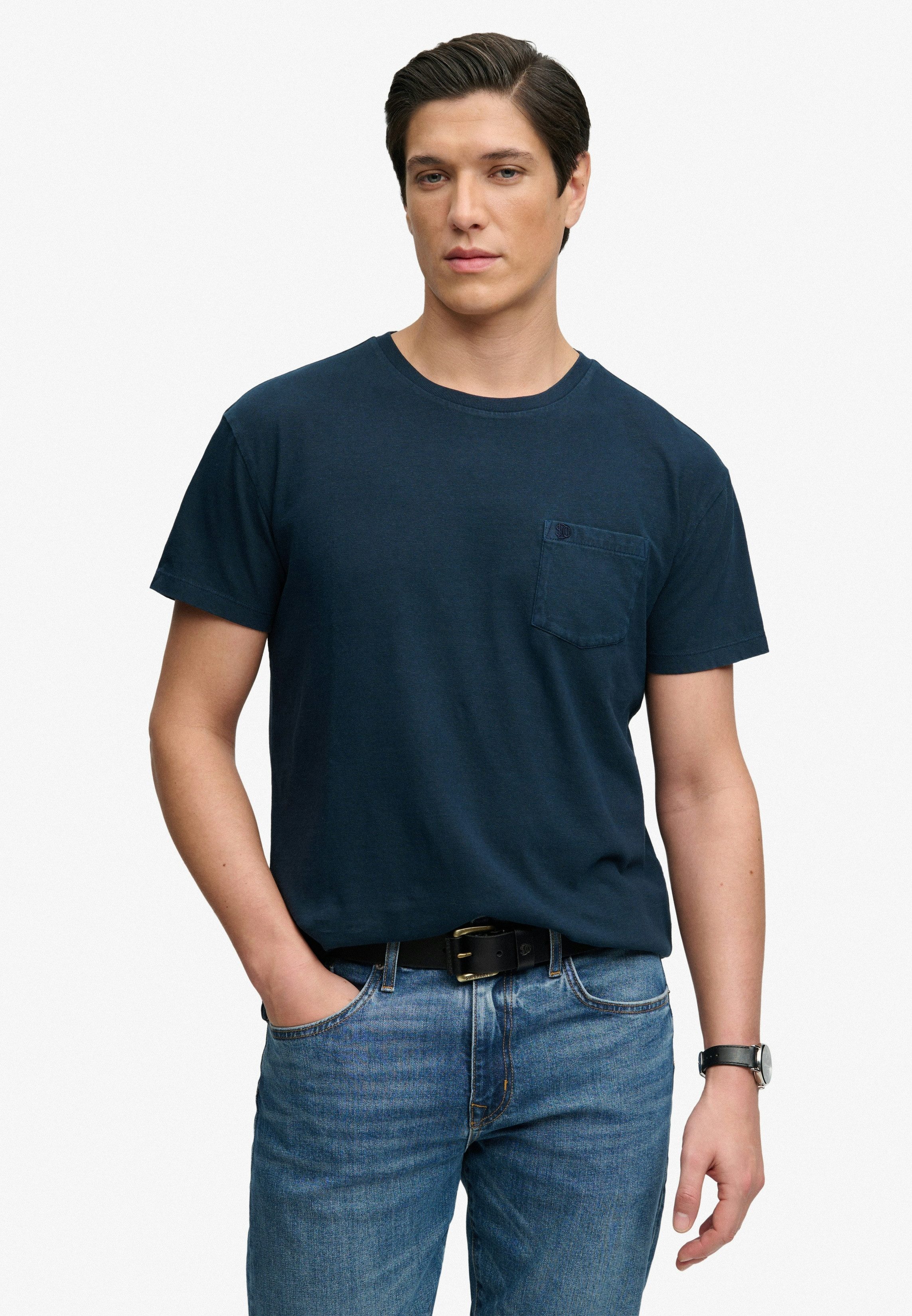 Superdry Rundhalsshirt COTTON CLASSIC LINEN PKT TEE Baumwollmischung, relaxed fit aus luftig leichtem Baumwoll-Leinen-Mix