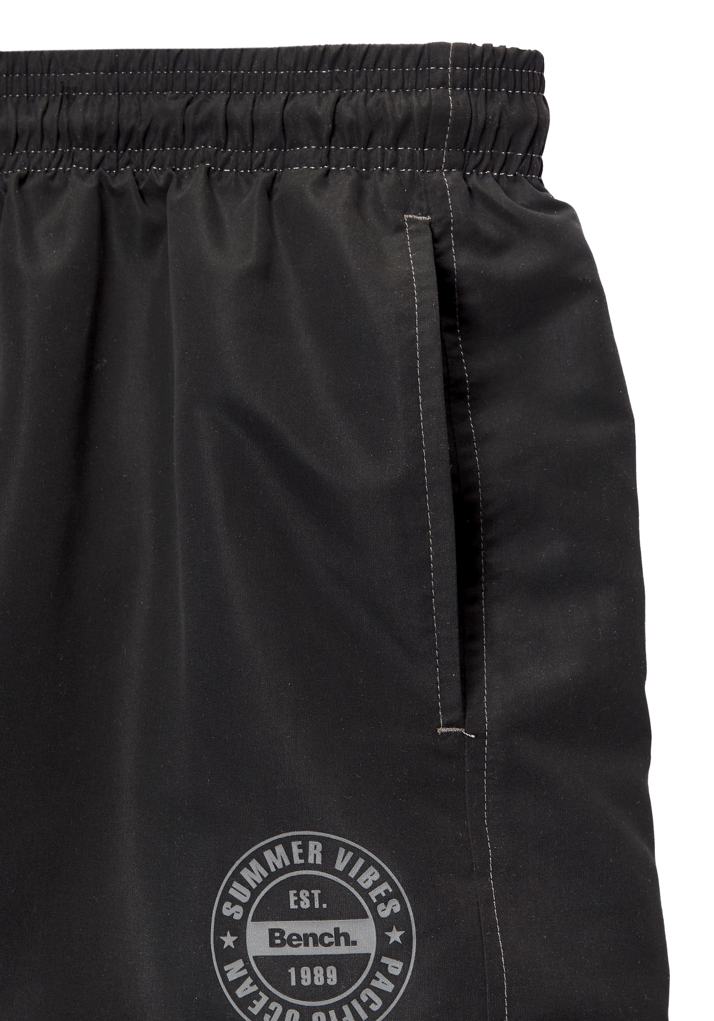 Bench. Badeshorts mit Logodruck