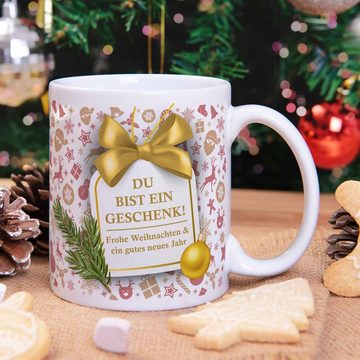 GRAVURZEILE Tasse mit Weihnachtsmotiv - Geschenke für Frauen & Männer zu Weihnachten, Spülmaschinenfest - Du bist ein Geschenk - Weiß