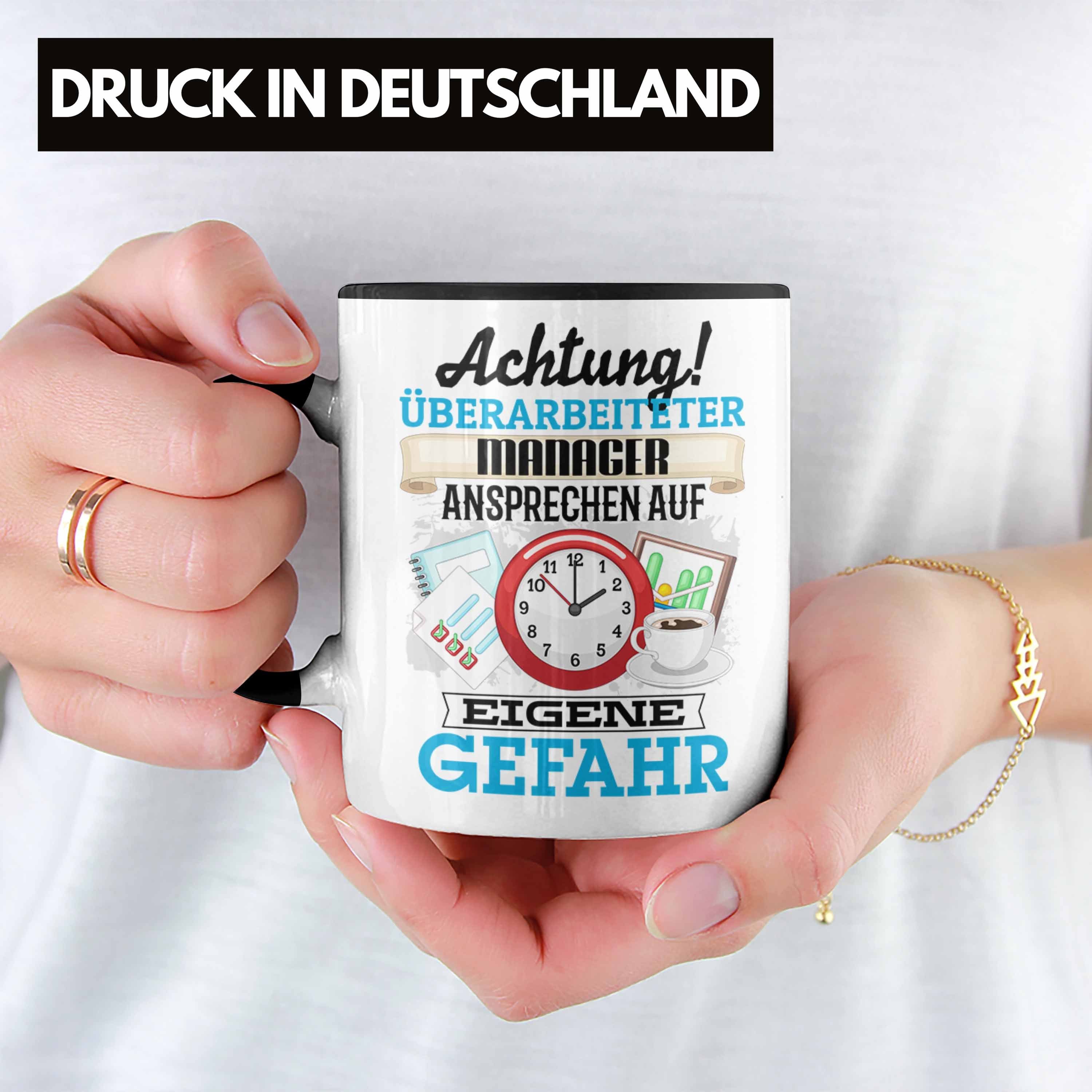 Trendation Tasse Manager M Lustiger Tasse Schwarz Spruch Geschenk für Geschenkidee Kaffeebecher