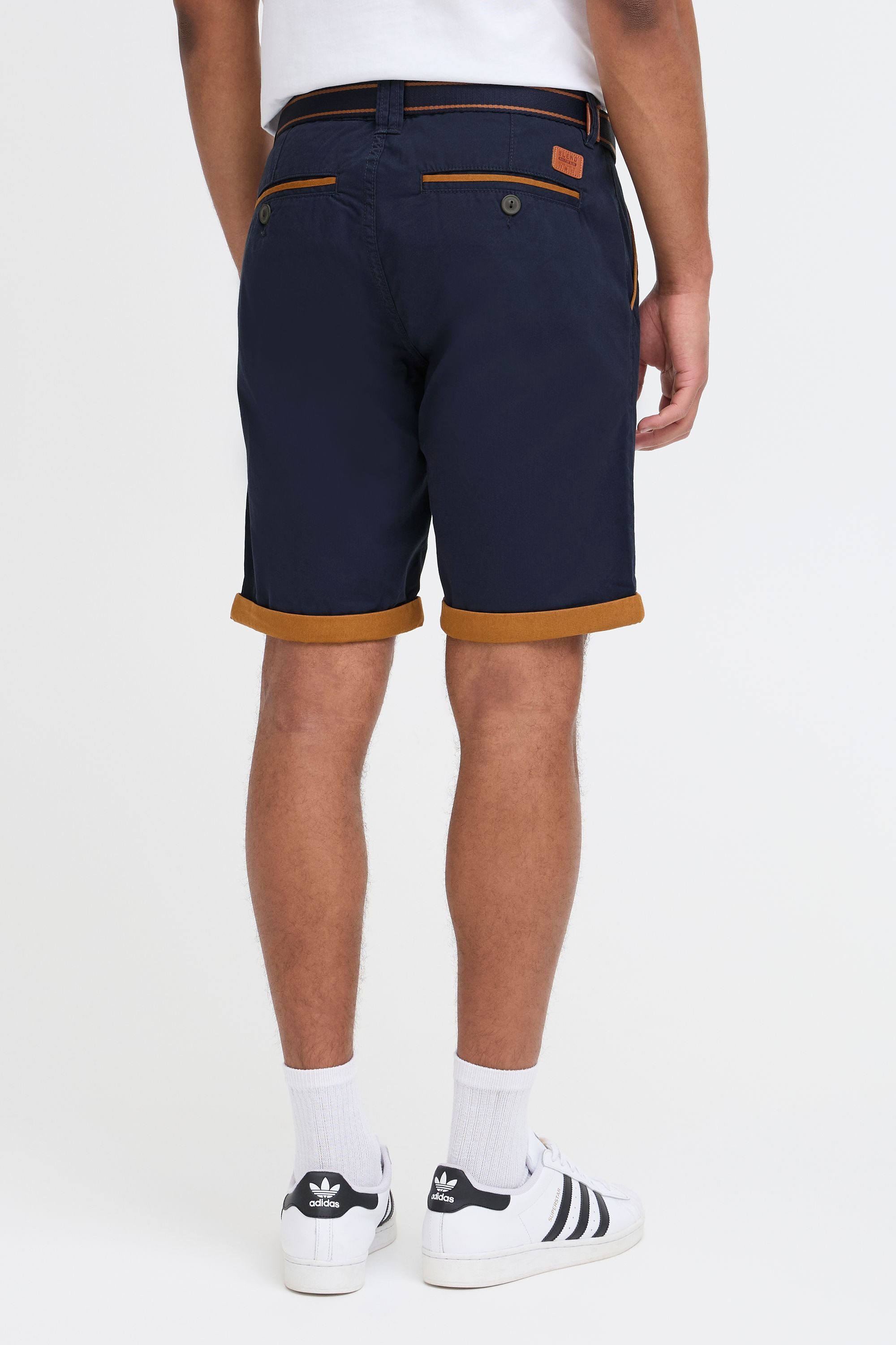 Blend Chinoshorts BHNeji Chino Shorts mit umgeschlagenen Hosenbeinen in Kontrastfarbe