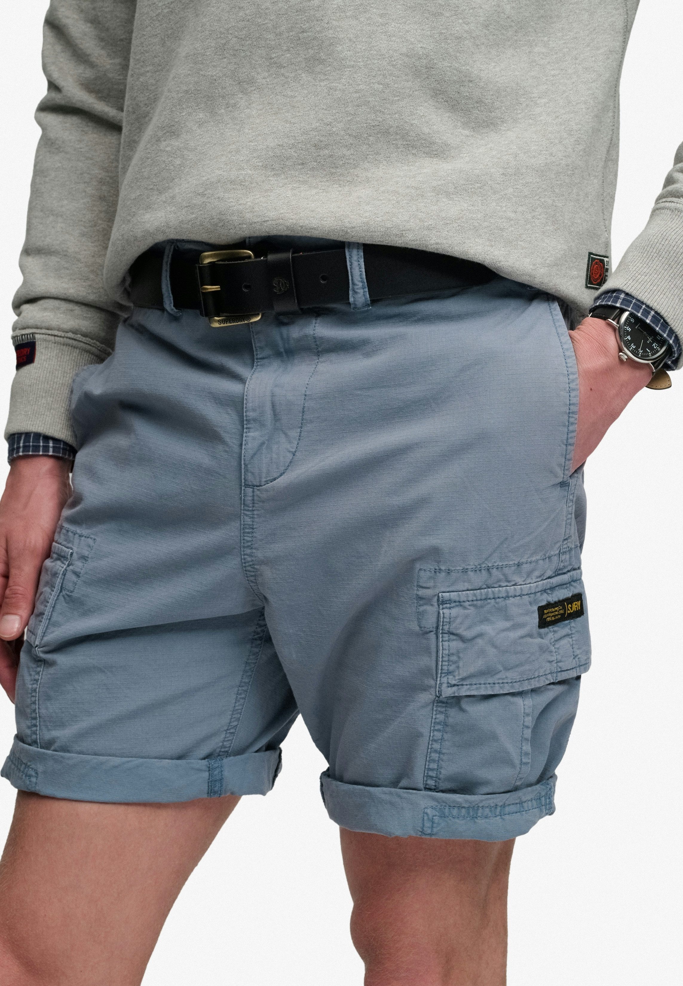 Superdry Cargoshorts RIPSTOP LIGHT CARGO SHORT Relaxed Fit, knielange Schnittform, mit Reißverschluss