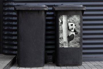 MuchoWow Wandsticker Panda klettert auf einen Baum in schwarz-weiß (1 St), Mülleimer-aufkleber, Mülltonne, Sticker, Container, Abfalbehälter