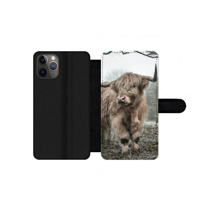 MuchoWow Handyhülle Schottischer Highlander - Wald - Nebel - Kuh - Tiere - Natur Handyhülle Telefonhülle Apple iPhone 11 Pro