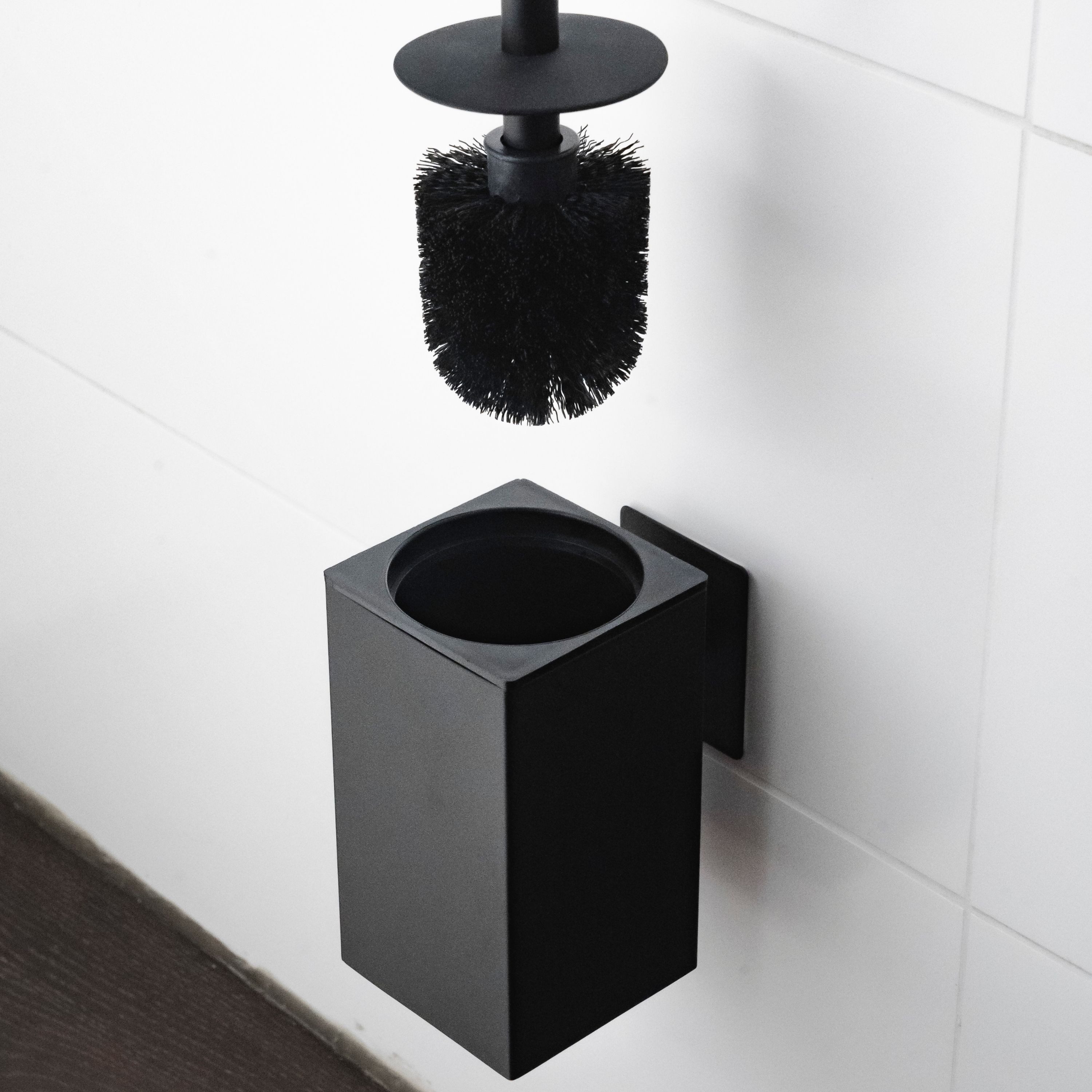 ELMOWO WC-Reinigungsbürste ohne Bohren aus Edelstahl - Toilettenbürste zur Wandmontage, Für alle glatten Oberflächen im Bad, (Komplett-Set, inkl. Ersatzbürsten-Kopf), Klobürste für das Badezimmer und Gäste-WC