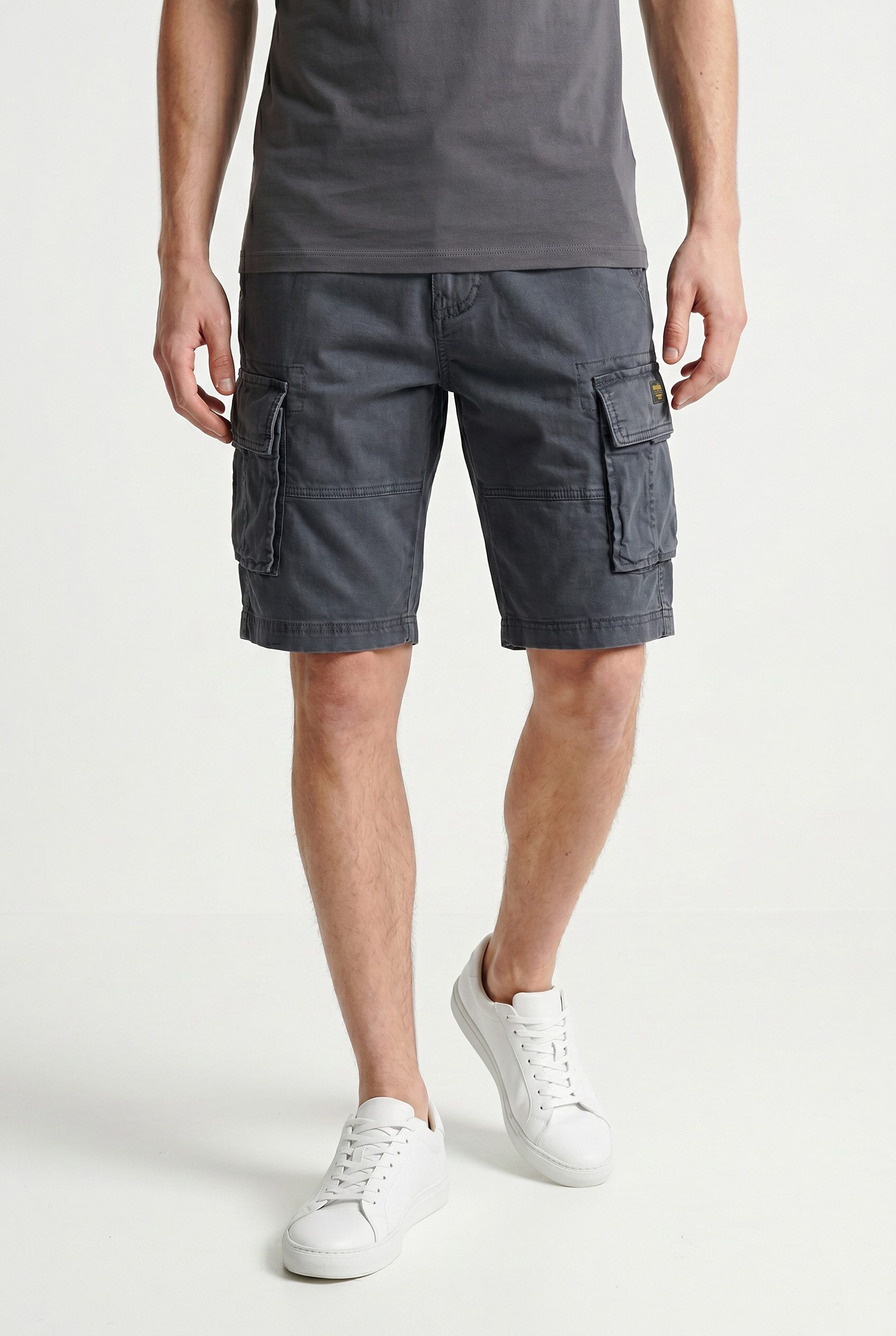 Superdry Cargobermudas CORE CARGO SHORT Straight Fit, mit Reißverschluss und 1-Knopf-Verschluss, knielang