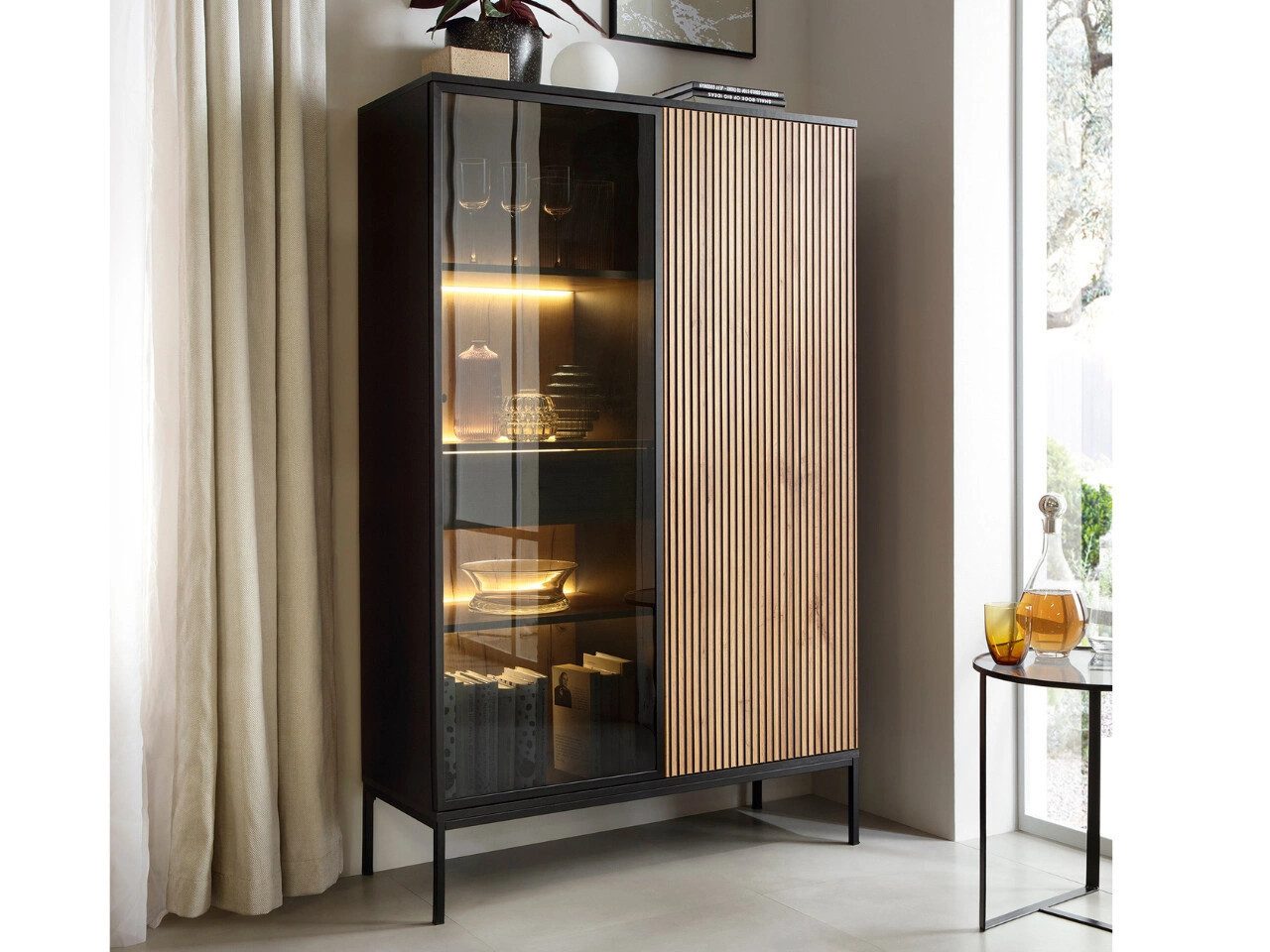 GrainGold Vitrine DEO mit LED, Griffloss, Push-To-Open - 104x39x166 cm - Wotan-Eiche