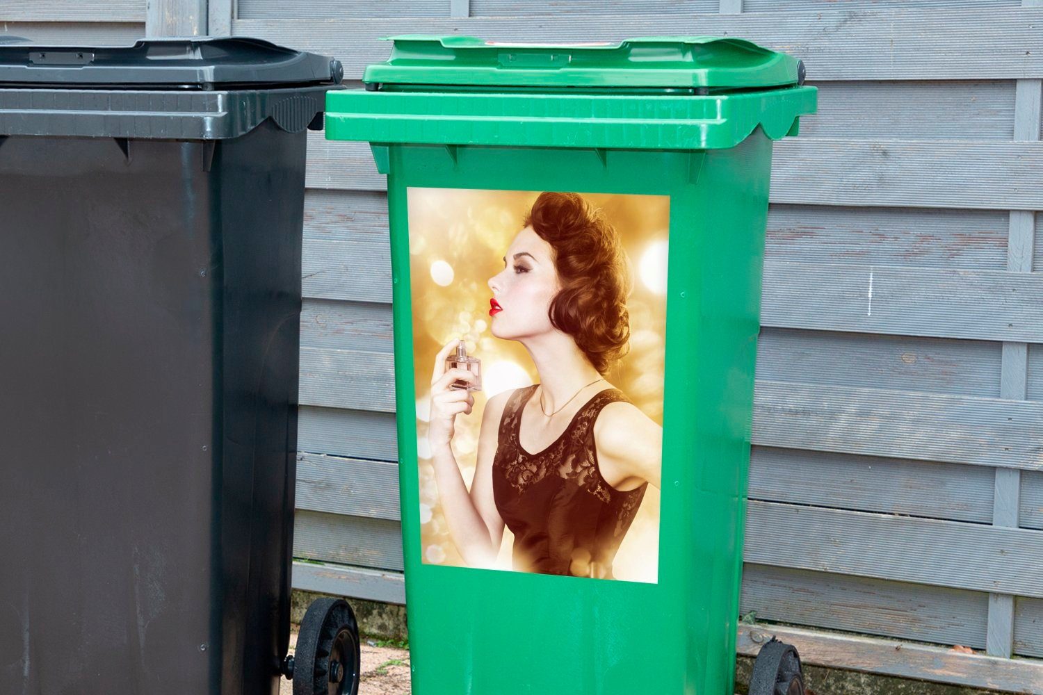 MuchoWow Wandsticker Eine Frau sprüht Hals ihren Mülleimer-aufkleber, Mülltonne, Parfüm Container, Abfalbehälter auf Sticker, St), (1