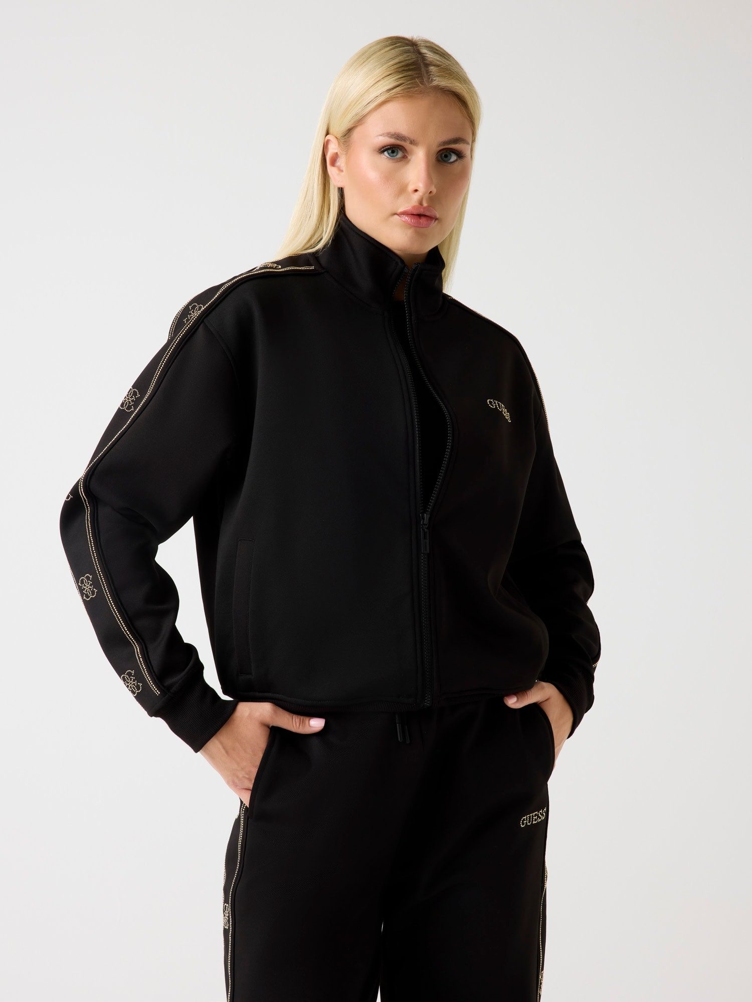 Guess Sweatjacke OCTAVIA HIGH NECK FULL-ZIP mit Strass-Steinen, Stehkragen